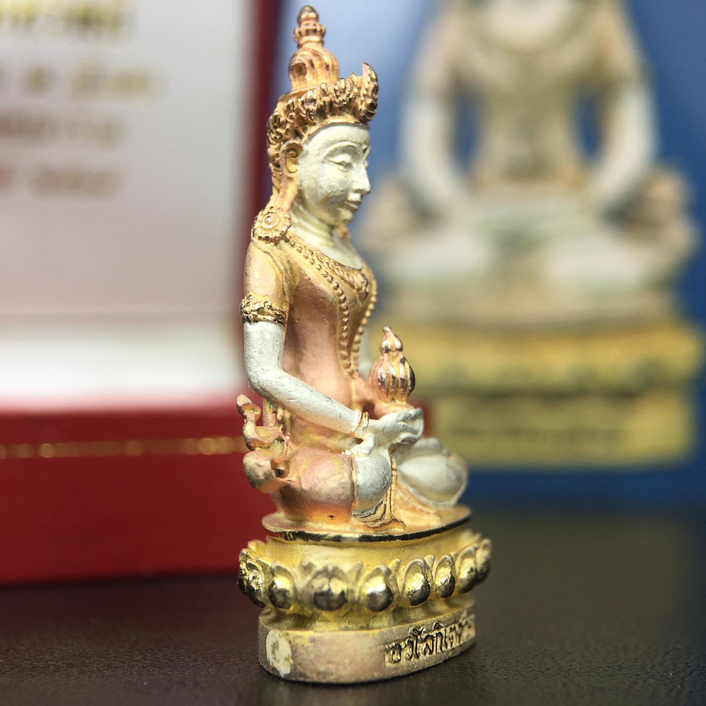 พระกริ่งอวโลกิเตศวร ( เจ้าแม่กวนอิม ) วัดโพธิ์แมนคุณาราม เนื้อเงิน 3 กษัตริย์ พ่นทราย รุ่นอุดมโภคทรัพย์ พ.ศ.2539(พร้อมกล่องบรรจุการ์ดใบรับรองเดิมครบ) (อีกหนึ่งรุ่นยอดนิยม พุทธศิลป์สวยงดงาม)