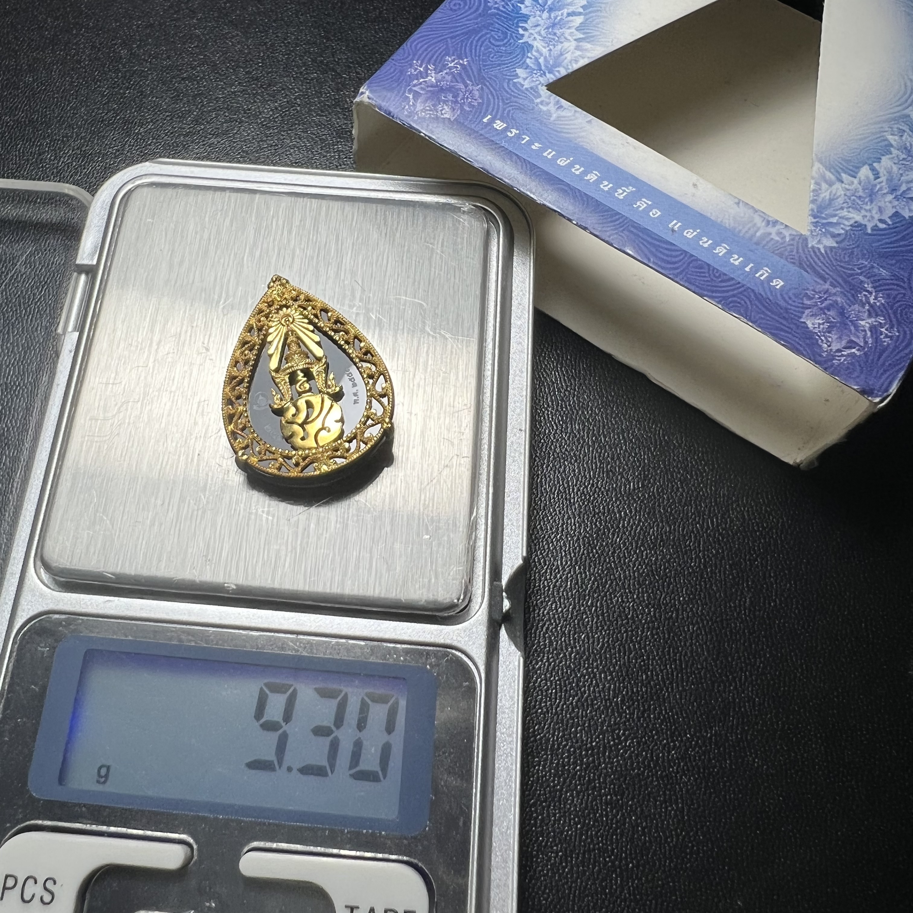 เหรียญพระพุทธชินราช ภปร. รูปหยดน้ำ โครงการ เพราะแผ่นดินนี้คือแผ่นดินเกิด เนื้อทองคำ (นน.รวม 7.3 กรัม) ปี2551 (ขนาด 21 x 29 มม.) (สวยงามหายาก)1ใน 3000องค์