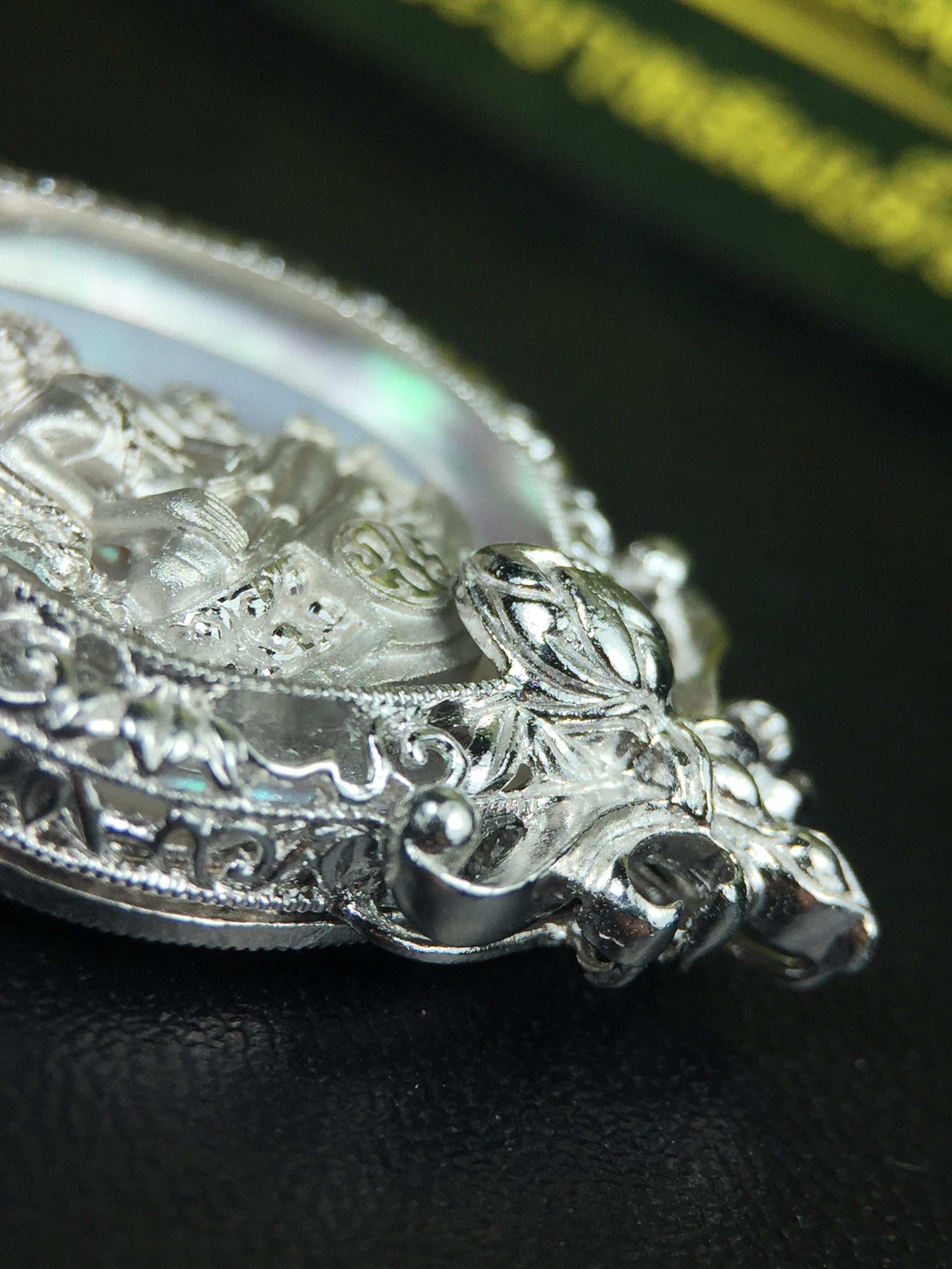 พระพุทธชินราช(จำลอง) ภปร. 84 พรรษา ทรงหยดน้ำ เนื้อเงินชุบทองคำขาว ขนาด 20*36 มม. (พระราชทานมวลสาร จิตรลดาและเส้นพระเจ้า(เส้นผม)รัชกาลที่9)พุทธศิลป์ทรงคุณค่าอีกหนึ่งรุ่นยอดนิยม งดงาม ทรงคุณค่า หายาก