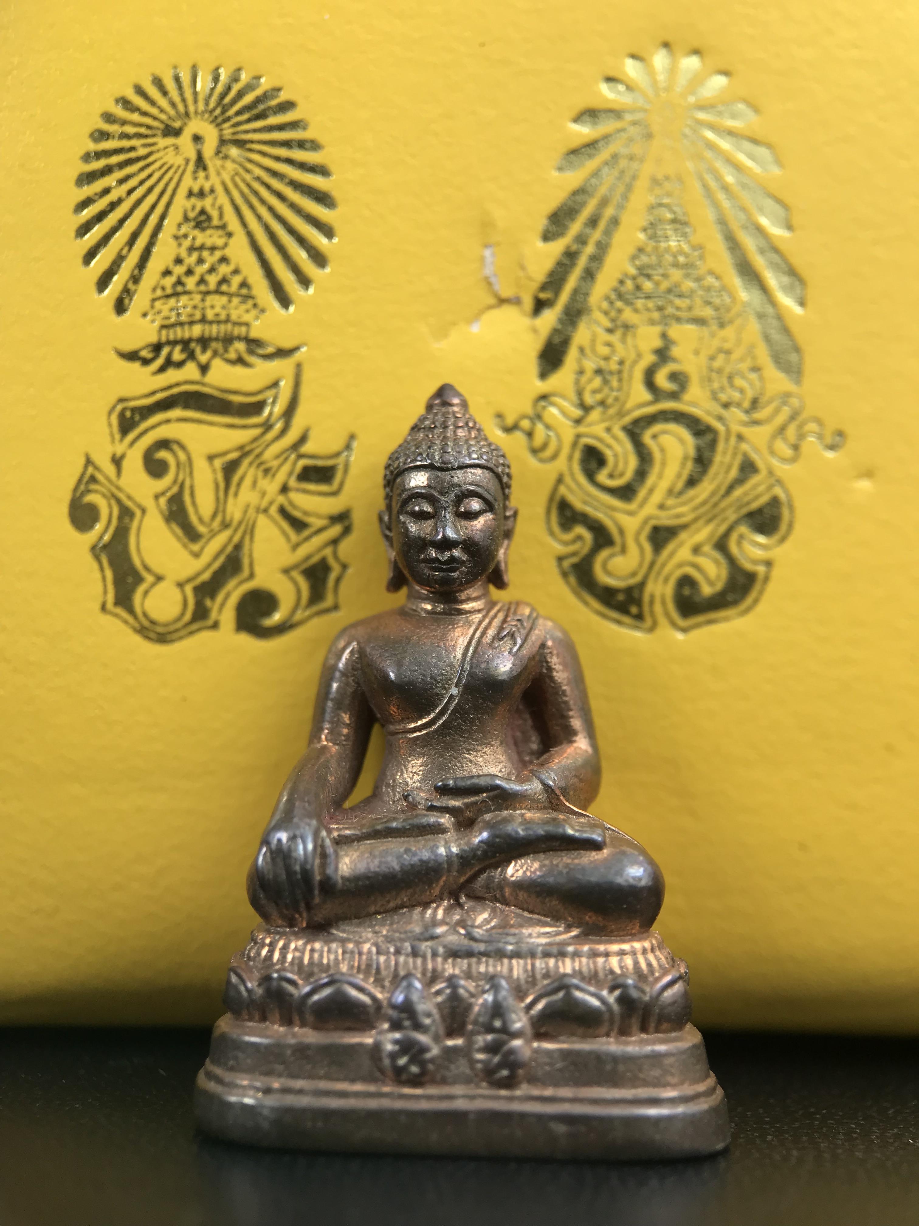 พระกริ่งพระพุทธนรสีห์ จปร.+ภปร. ครบรอบ 100 ปี ธนาคารไทยพาณิชย์ ปี 2550 พระกริ่งเนื้อนวโลหะพิเศษ(หล่อในพิธีเททอง)(หายาก)(พุทธศิลป์งดงาม)ด้านหน้าฐานประดับด้วยตราสัญลักษณ์ "จปร" และ "ภปร" (องค์เทหล่อในพิธีสร้างน้อย หายากมาก)1 ใน 1000 องค์