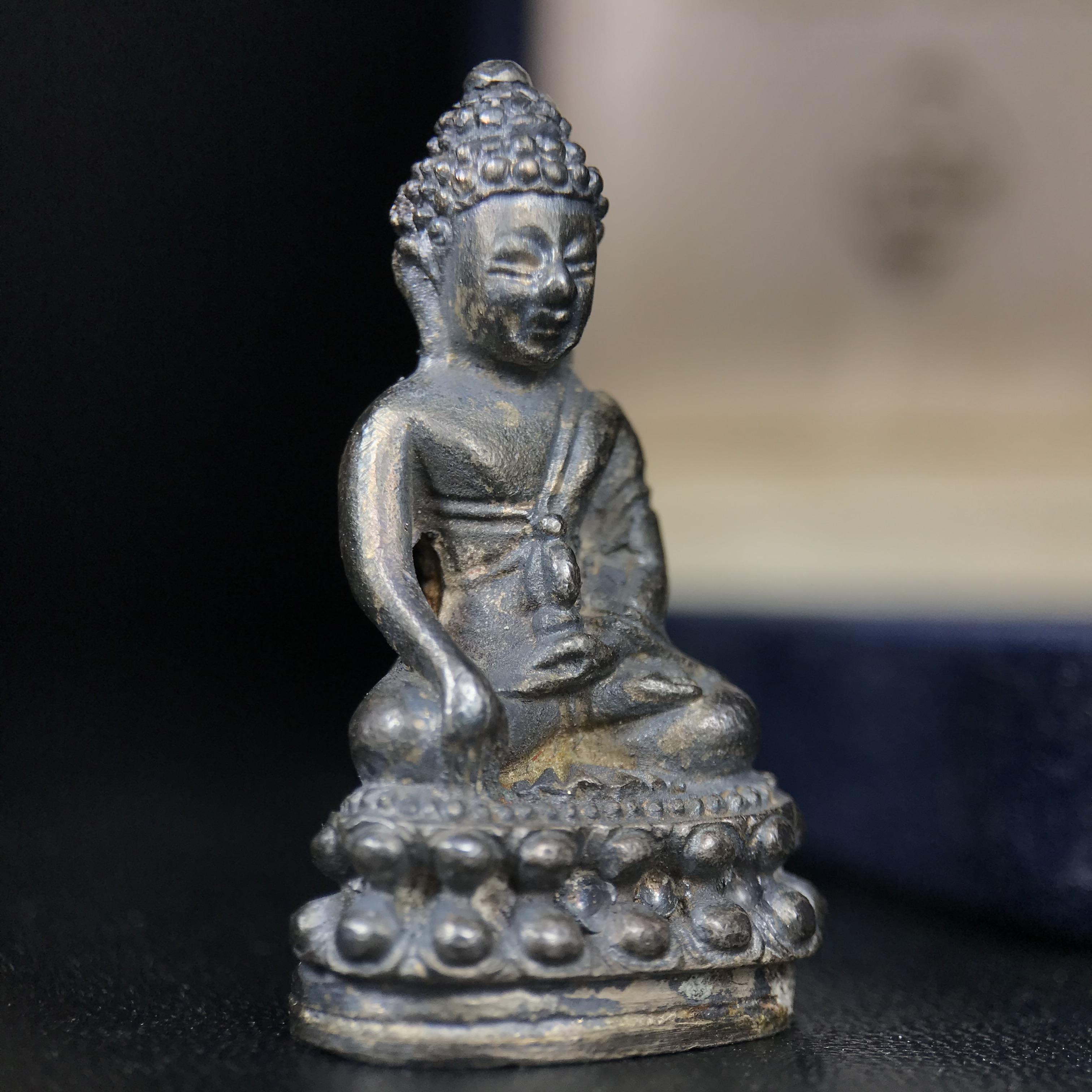 พระกริ่งศาสดา ภปร. วัดบวรนิเวศวิหาร ปี 2532 จัดสร้างในโอกาสสองทศวรรษรามาธิบดี เพื่อศูนย์การแพทย์สิริกิติ์ เนื้อเงิน(ผิวเดิมกลับดำสวยงาม) (พิธีใหญ่ มวลสารมงคล สวยงามเข้มขลัง)สมเด็จพระญาณสังวร สมเด็จพระสังฆราชฯเสด็จเททอง