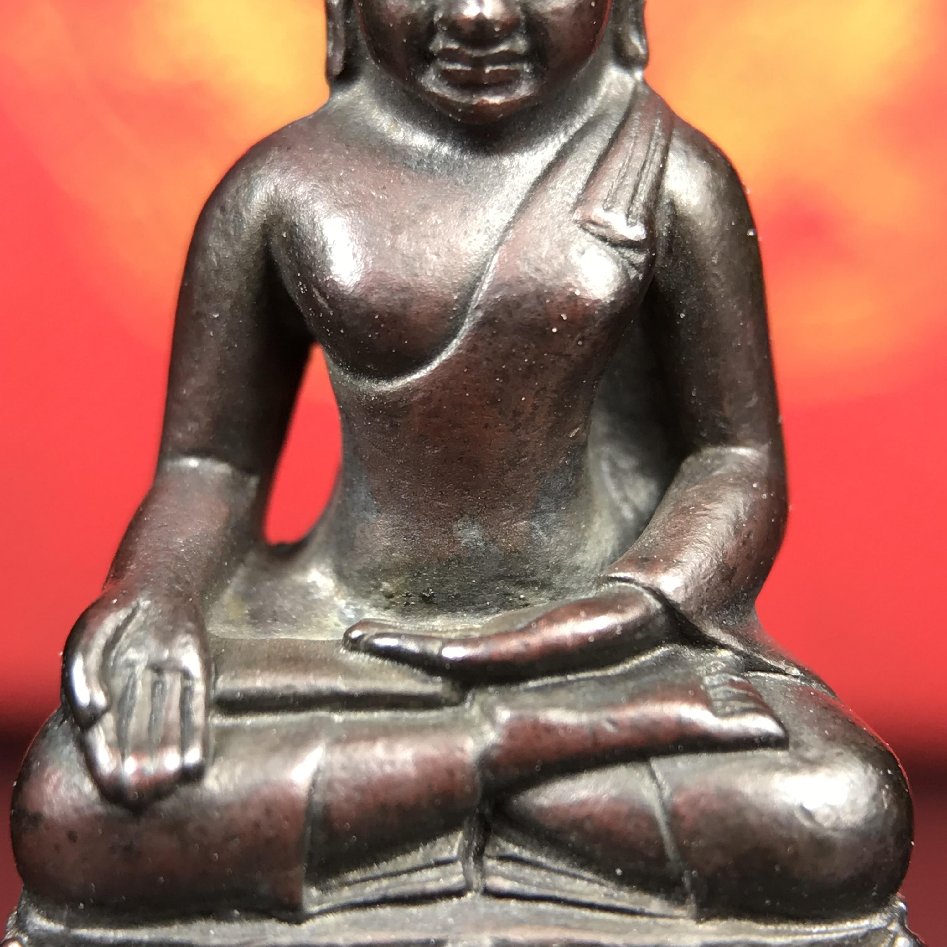 พระกริ่งไพรีพินาศ บรรจุเหล็กไหล ครั้งแรกและครั้งเดียวในประวัติศาสตร์ เฉลิมพระเกียรติ พระบาทสมเด็จพระเจ้าอยู่หัวรัชกาลที่9 พระชนมพรรษา 6 รอบ ปี2542 เนื้อนวโลหะผสมทองคำ(บรรจุเหล็กไหล)ดีนอก-ดีใน พิธีใหญ่ มวลสารเด่น (หายาก)