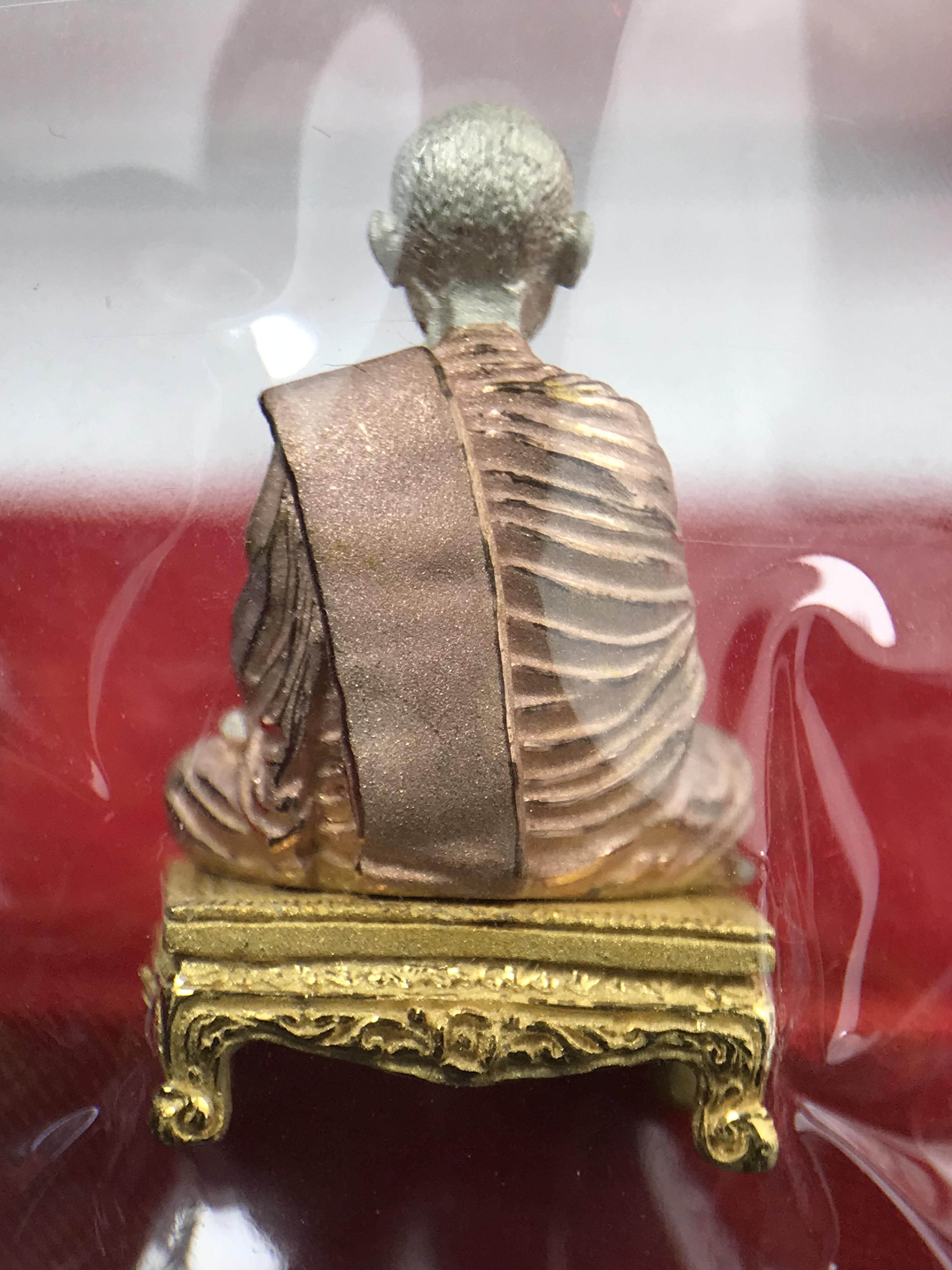 สมเด็จพุฒาจารย์ (โต พรหมรังสี) อนุสรณ์ 128 ปี สมเด็จพระญาณสังวร สมเด็จพระสังฆราช ทรงเมตตาอธิฐานจิต ปี 2543 มหาพุทธาภิเษก 3วาระ รูปเหมือนลอยองค์พิมพ์ใหญ่เนื้อเงินสามกษัตริย์ ขนาด 1.5 x 2.5 ซม. ทรงคุณค่าทั้งด้านความงานด้านพุทธศิลป์ และพุทธคุณ