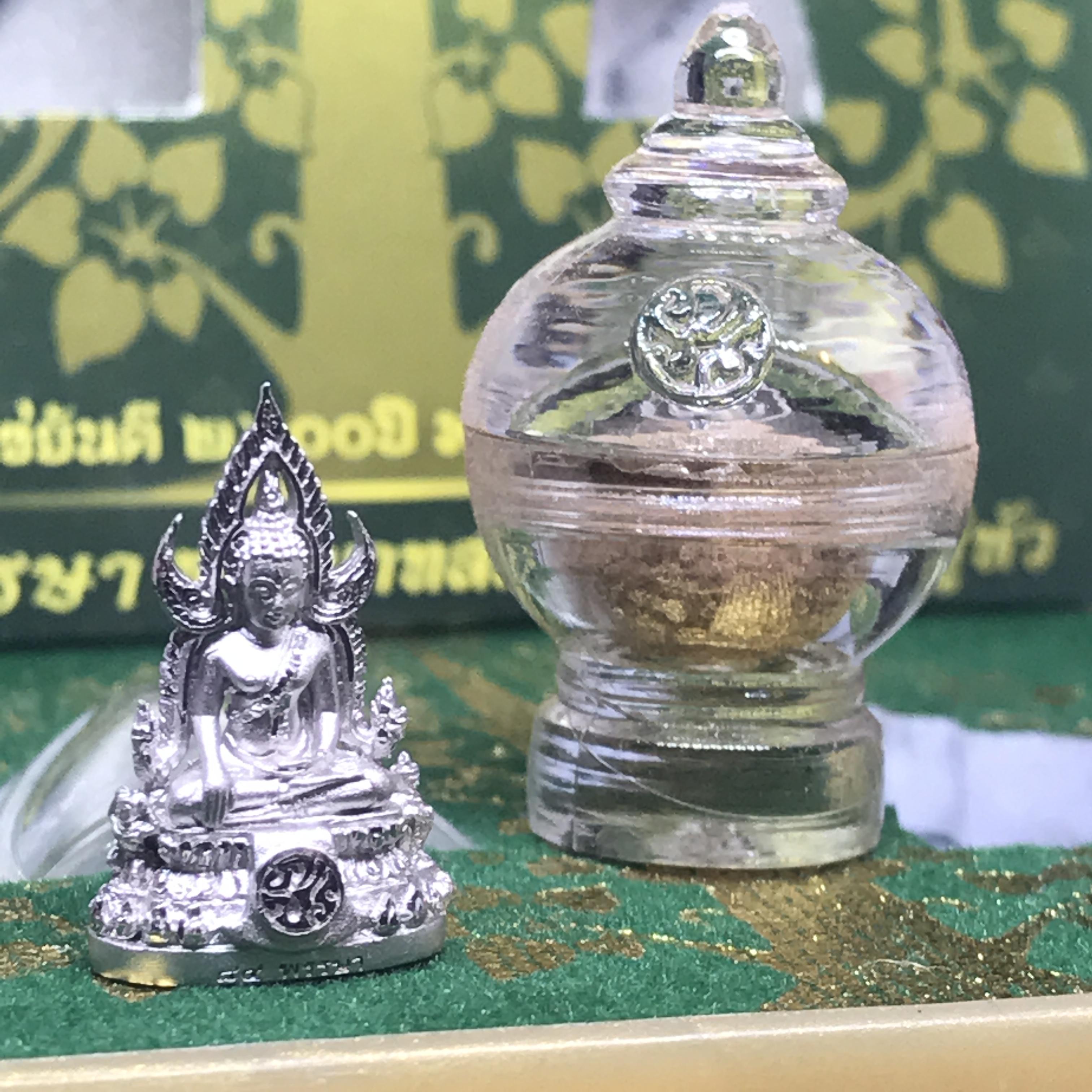 พระพุทธชินราช(จำลอง) ภปร 84 พรรษา เนื้อเงินชุบทองคำขาว พิมพ์เล็กขนาดหน้าตัก 1/4 นิ้ว