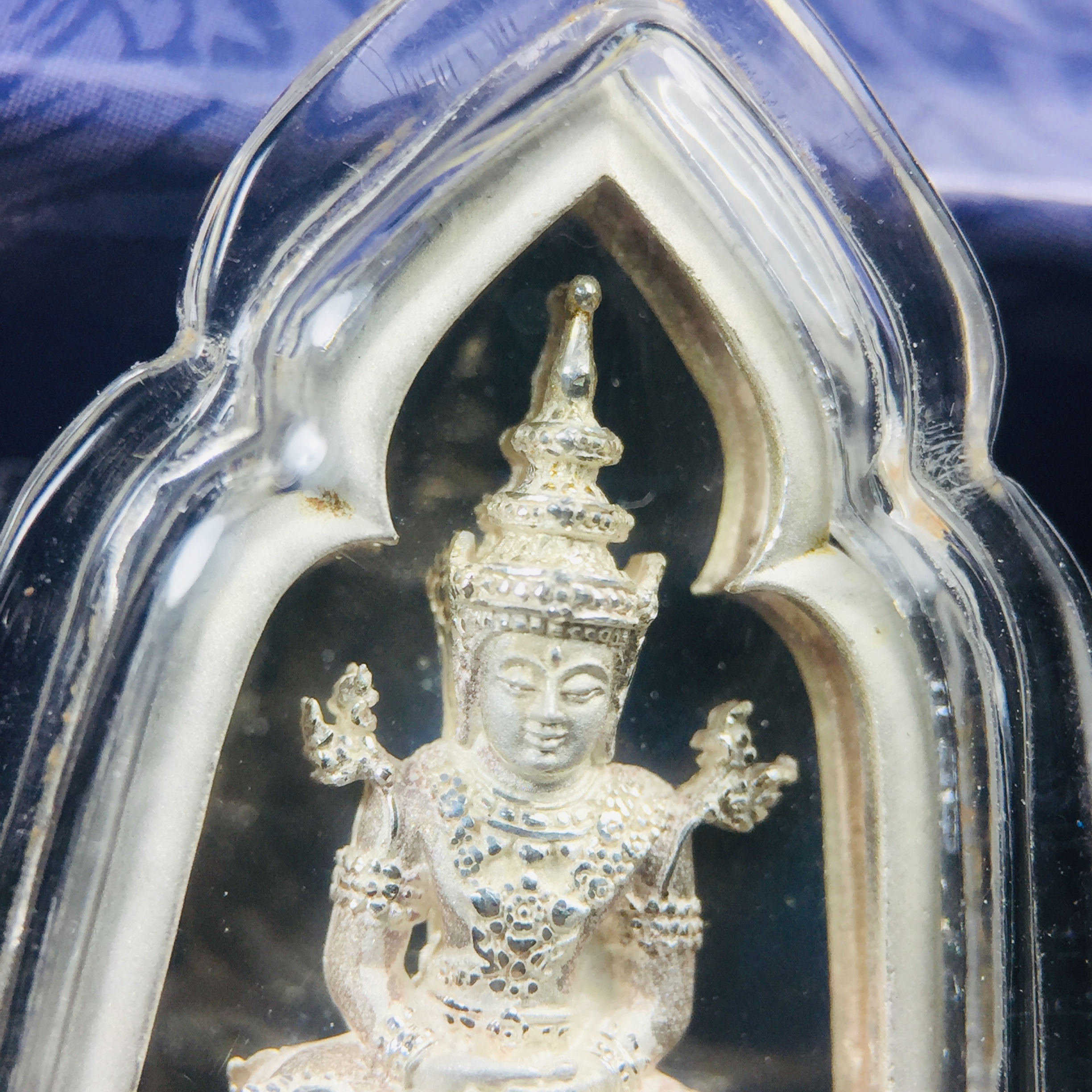 พระแก้วมรกต ภปร. ปี2547 จัดสร้างโดย รพ.ภูมิพลฯ เนื้อเงิน เหรียญทรงซุ้ม งดงามทรงคุณค่าอีกหนึ่งรุ่นยอดนิยม หายาก(1ใน3000องค์)