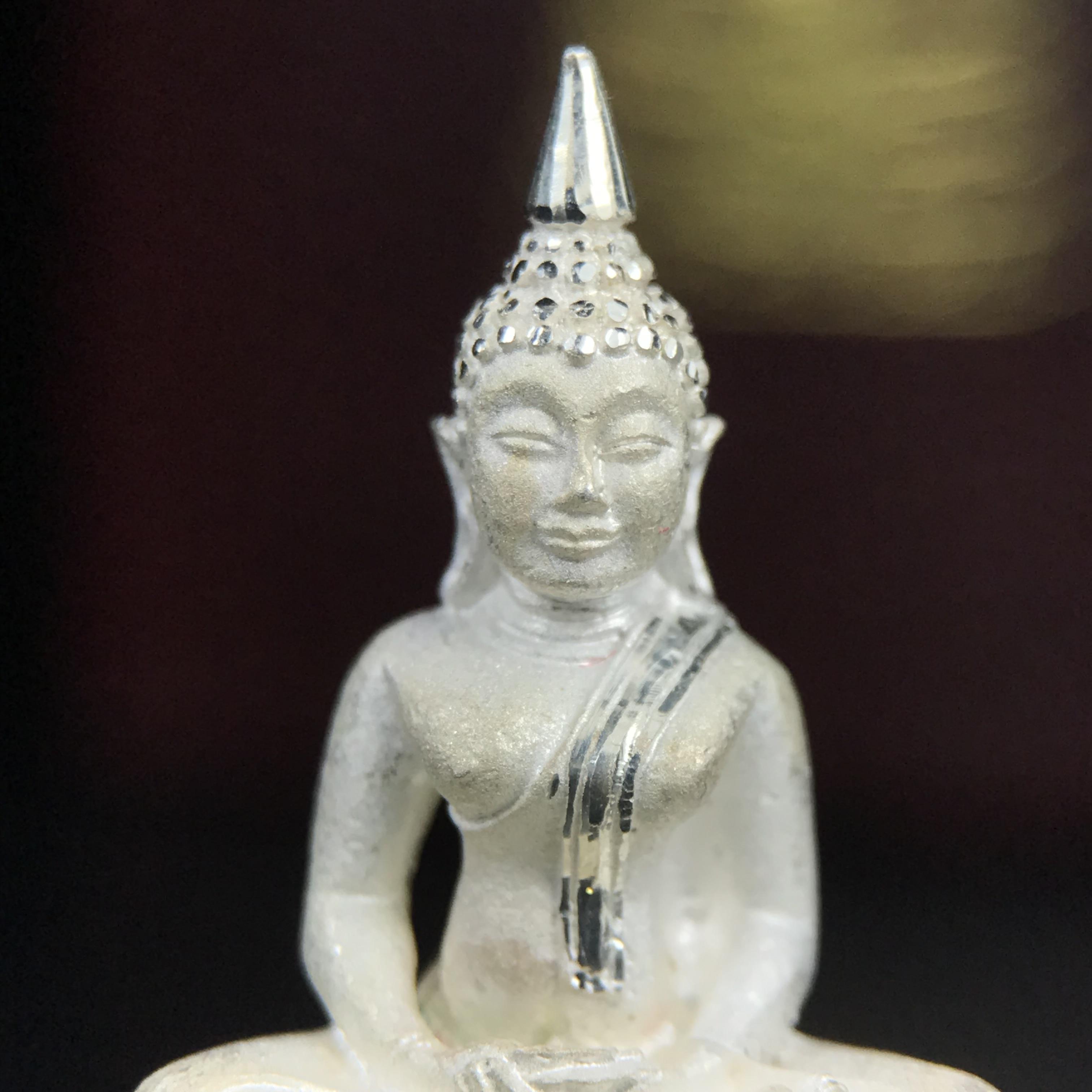 พระพุทธโสธร(หลวงพ่อโสธร) รุ่นสร้างอุโบสถ ปี2539 เนื้อเงินทรายนวลขัดเงาบางส่วน ลอยองค์พิมพ์ใหญ่ สภาพสวยกล่องบรรจุเดิมครบสมบูรณ์(งานแพรนด้า จิวเวลรี่)สวยงดงาม