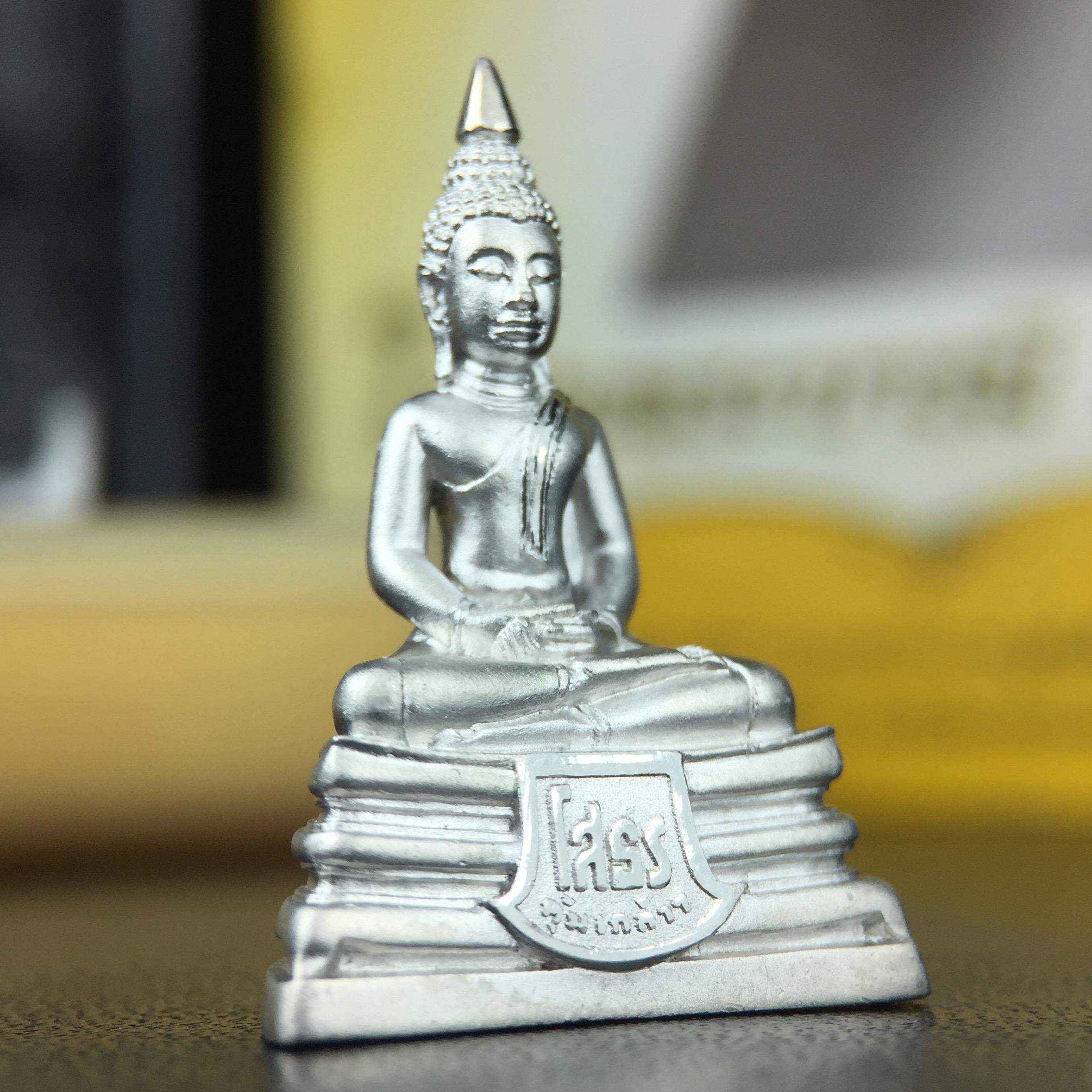 พระพุทธโสธร คุ้มเกล้าฯ ภปร.(ใต้ร่มพระบารมี คุ้มเกล้า) 60ปี รพ.ภูมิพลฯ พ.ศ.2552 เนื้อเงิน ชุบทองคำขาว(ลอยองค์พิมพ์ กลาง ขนาด 26*18.5 มม.) 1 ใน 5000 องค์ หายาก