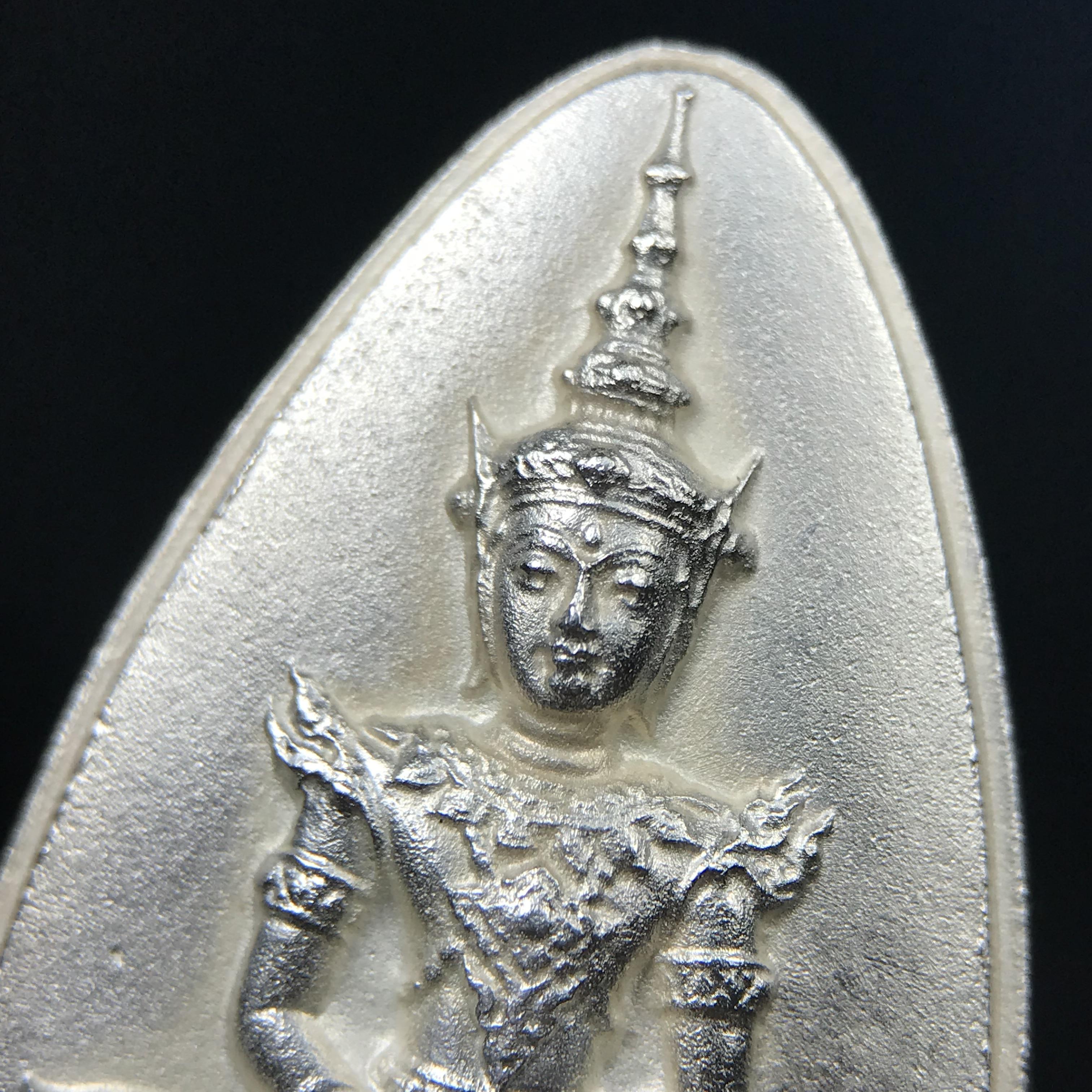 พระแก้วมรกต ญสส. สมเด็จพระญาณสังวร สมเด็จพระสังฆราช วัดบวรนิเวศวิหาร รุ่นมรดกไทย มรดกโลก พ.ศ.2536 จัดสร้างโดยมูลนิธิปริยัติศึกษา ในพระสังฆราชูปถัมภ์ เนื้อเงิน พิมพ์ใหญ่ขนาดสูง 3 ซ.ม. พร้อมกล่องบรรจุเดิมครบ