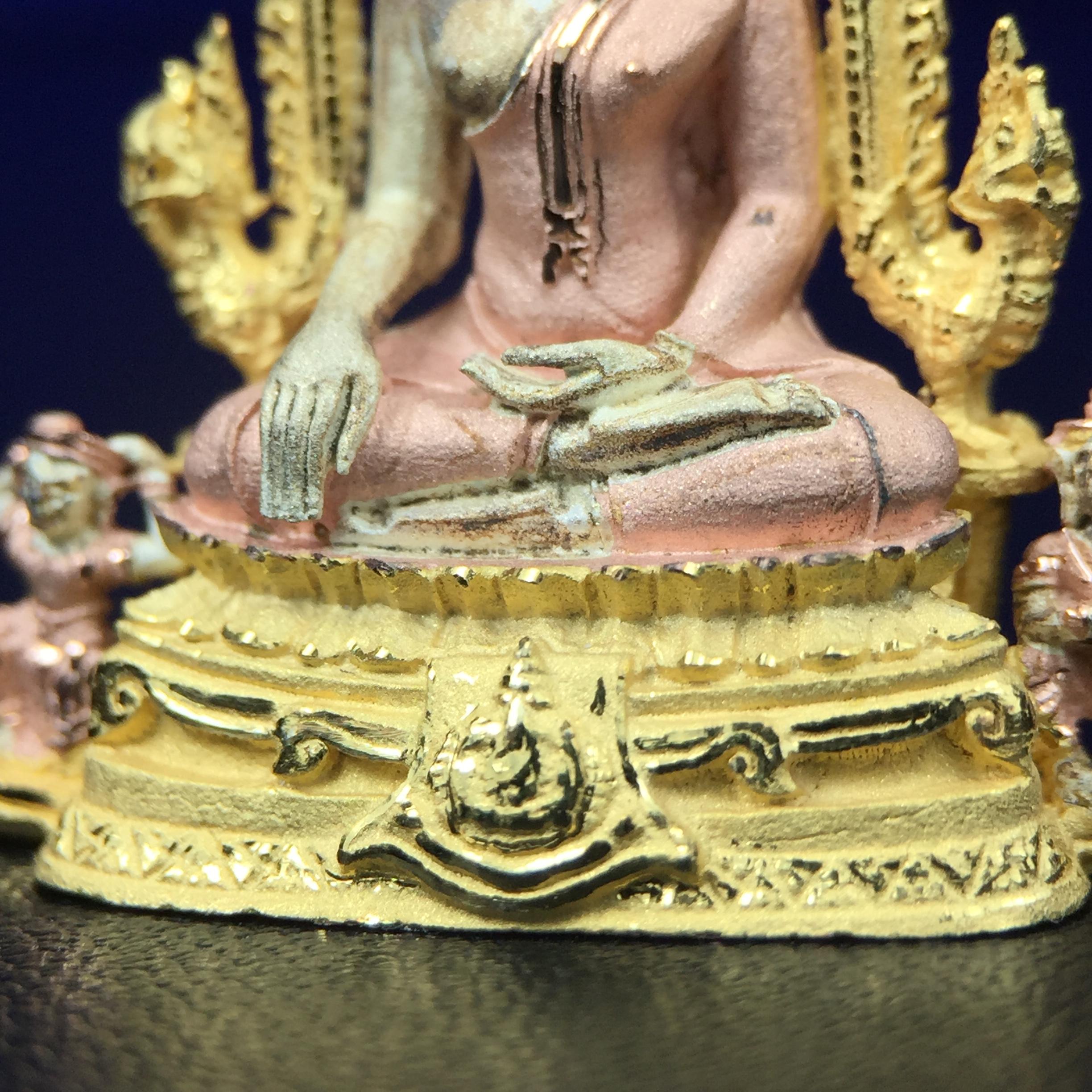 พระพุทธชินราช ภปร. ในวโรกาสพระราชพิธีมหามงคล เฉลิมพระชนมายุ6รอบ 5ธันวาคม2542 มูลนิธิพิทักษ์ดวงตาประชาชน จัดสร้าง เนื้อเงินบริสุทธิ์ 99.9% แบบสามกษัตริย์ขัดเงาบางส่วน พิมพ์ใหญ่ ขนาดสูง 3.4 ซม. พร้อมกล่องบรรจุเดิม