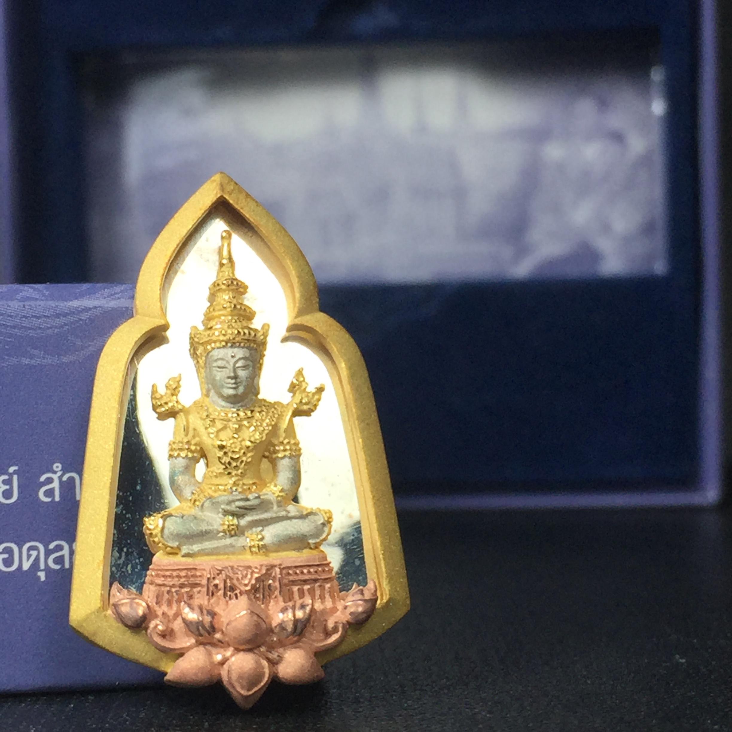 พระแก้วมรกต ภปร. ปี2547 จัดสร้างโดย รพ.ภูมิพลฯ เนื้อเงิน(3 กษัตริย์) เหรียญทรงซุ้ม(1ใน3000องค์)
