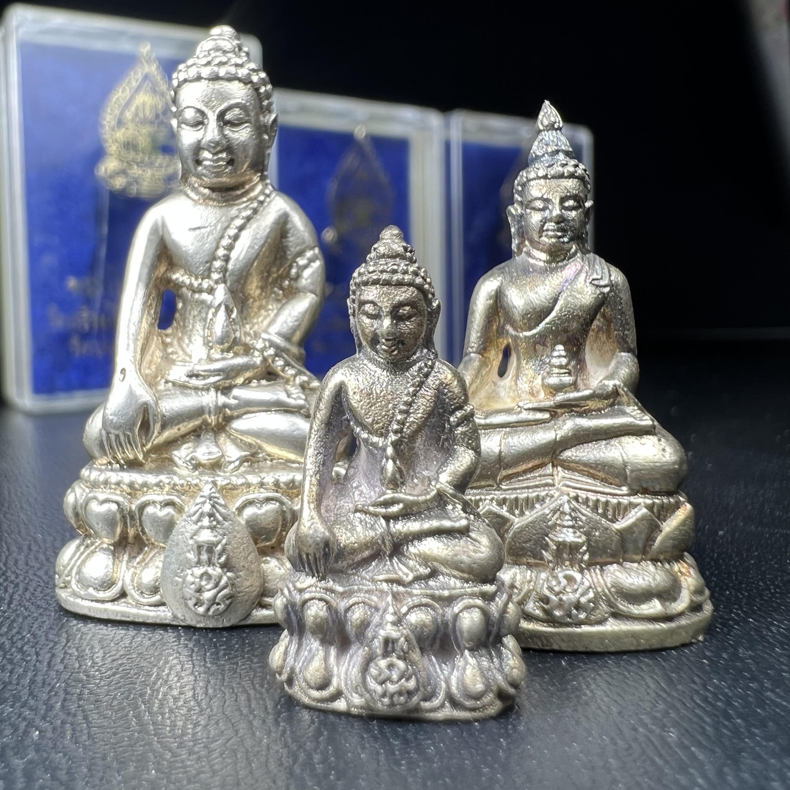 พระกริ่งนวปทุม ภปร.-พระชัยวัฒน์นวปทุม ภปร.-พระกริ่งไพรีพินาศ ภปร. รุ่นแรก วัดปทุมวนาราม ครบชุดเนื้อเงิน ปี2535(ในหลวงรัชกาลที่9เสด็จเททอง)(1ใน3000องค์)หายาก***เก็บทีเดียวครบชุดไปเลยรุ่นนี้ แนะนำ....ตอนนี้หายากแล้ว***