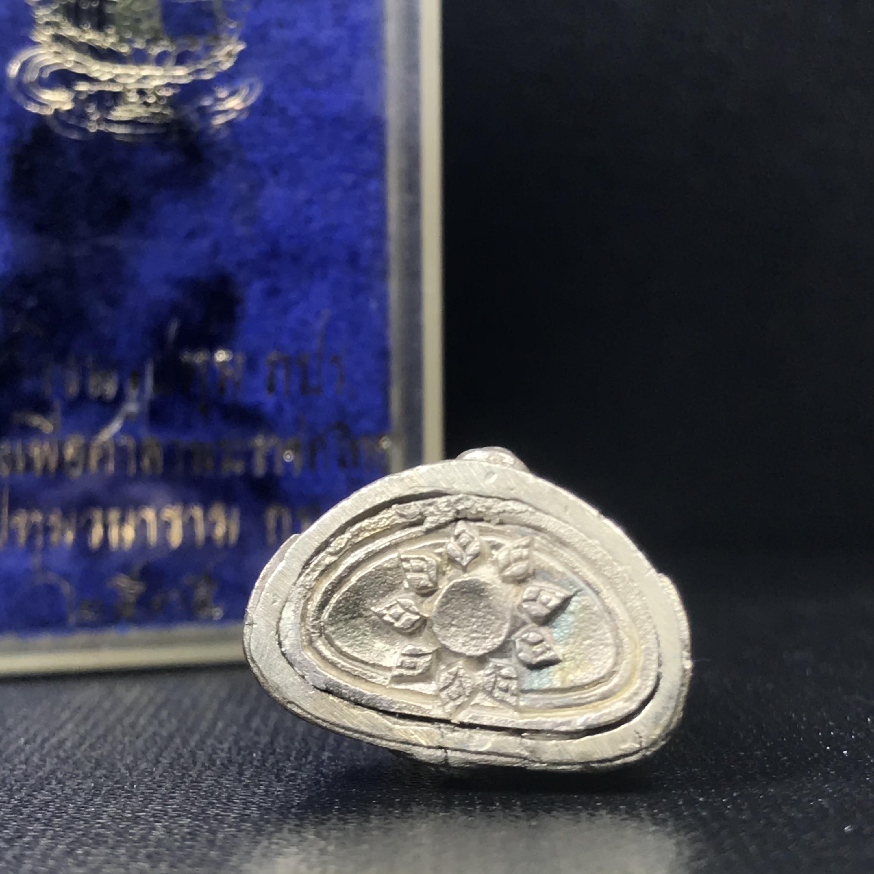 พระกริ่งนวปทุม ภปร. วัดปทุมวนาราม เนื้อเงิน ปี2535(ในหลวงรัชกาลที่9เสด็จเททอง)หายาก 1ใน3000องค์