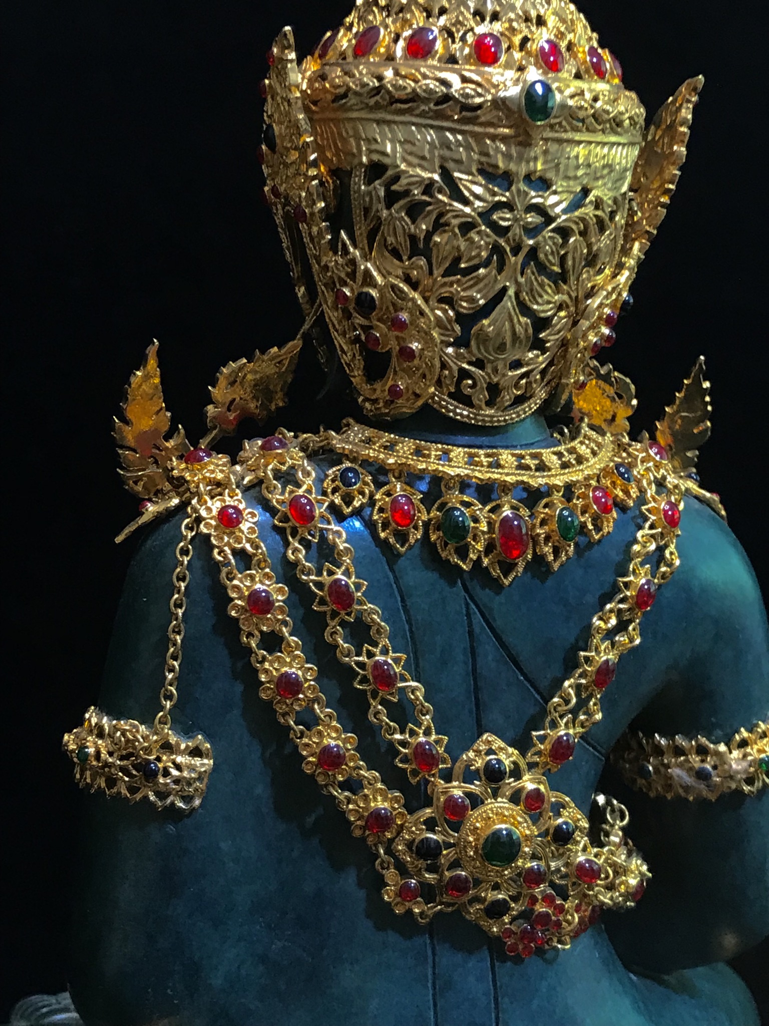 พระแก้วมรกต(จำลอง)ลอยองค์ ขนาดหน้าตัก 5 นิ้ว ทรงเครื่องฤดูร้อน เนื้อโลหะเคลือบสีเขียว เครื่องทรงชุบทองลงยาสี ฐานเนื้อโลหะ ลงรักปิดทองคำ ประดิษฐานตราสัญลักษณ์ฉลองสิริราชสมบัติ ครบ 60 ปี