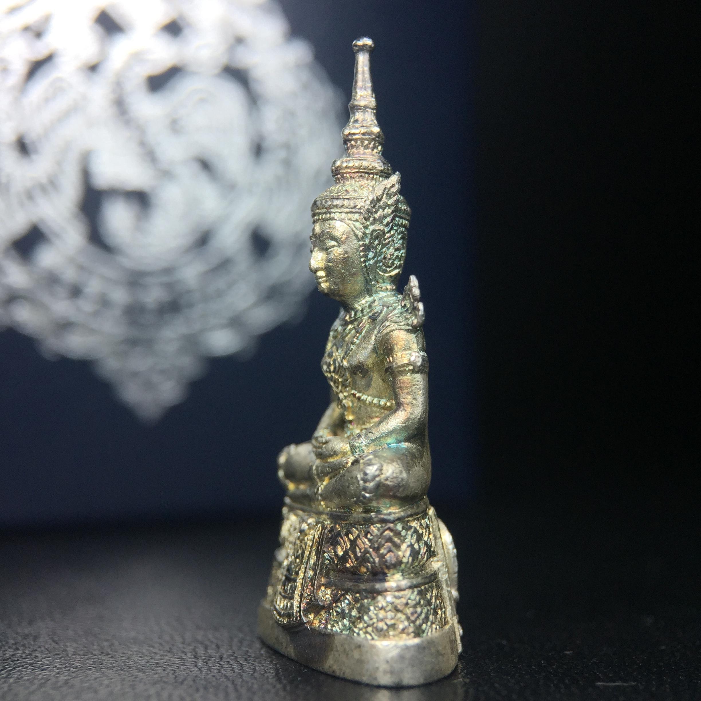 พระแก้วมรกต กรมสรรพสามิตจัดสร้างขึ้นเนื่องในโอกาสครบรอบ 64 ปีของกรมสรรพสามิต และเนื่องในวโรกาสที่พระบาทสมเด็จพระเจ้าอยู่หัวทรงครองราชย์ครบ50ปีเมื่อ พ.ศ.2539 เนื้อเงินทรายนวลขัดเงา(ผิวเดิมๆขึ้นสีรุ้งธรรมชาติสวย(สเน่ห์พระเนื้อเงินสีสันที่ธรรมชาติสรรค์สร้าง)