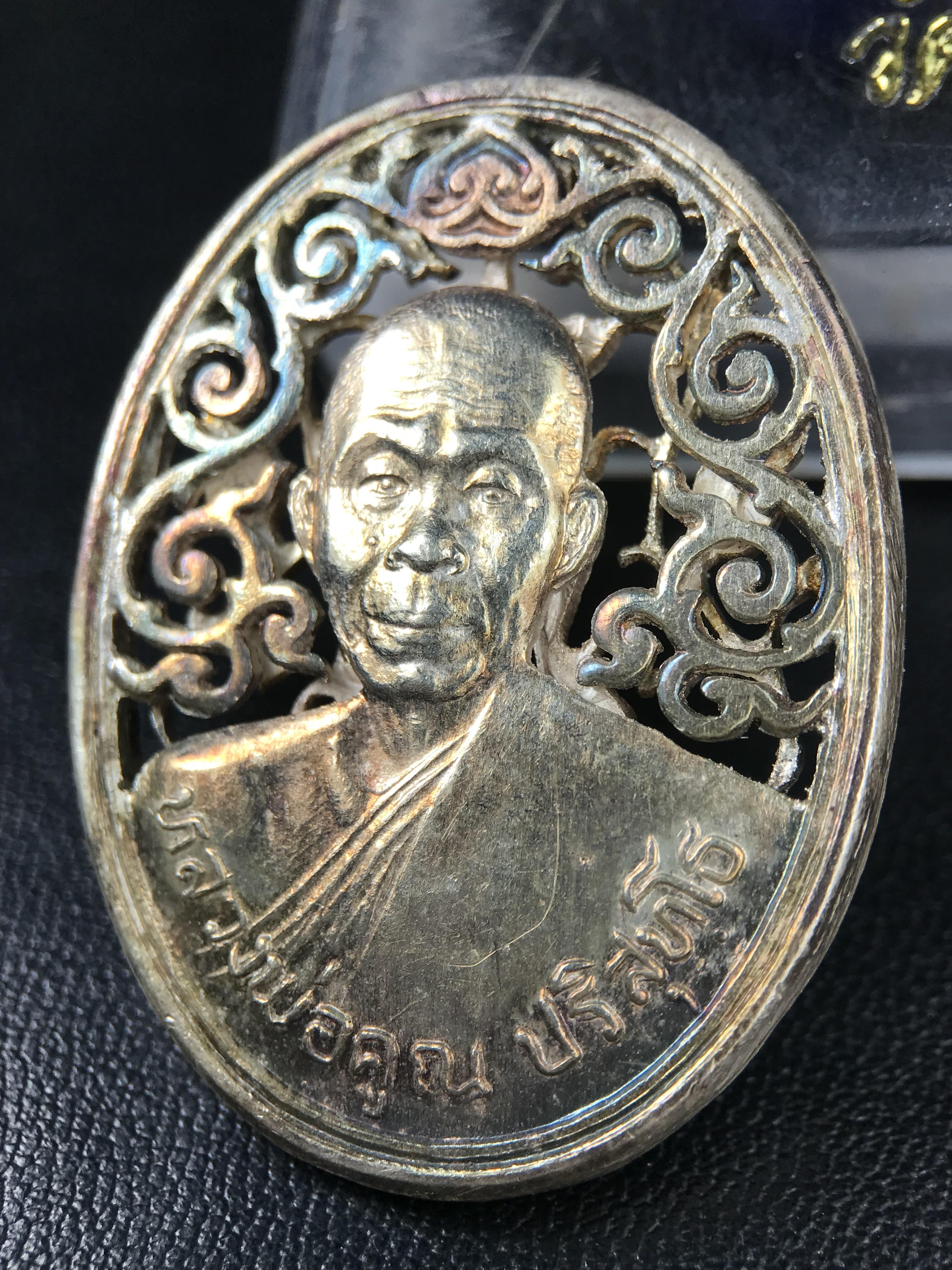 เหรียญหลวงพ่อคูณ ปริสุทโธ วัดบ้านไร่ รุ่น สก. ปี 2536 พิมพ์ลายฉลุ เนื้อเงิน(ผิวเดิมรุ้งสวยมาก) งานมหามงคลเฉลิมพระชนมพรรษา 5 รอบ สมเด็จพระบรมราชินีนาถ จัดสร้างโดย กองพลทหารราบที่๒ ทหารเสือราชินี รักษาพระองค์ (พิธีใหญ่ ประวัติชัดเจน อีกหนึ่งรุ่นยอดนิยม)