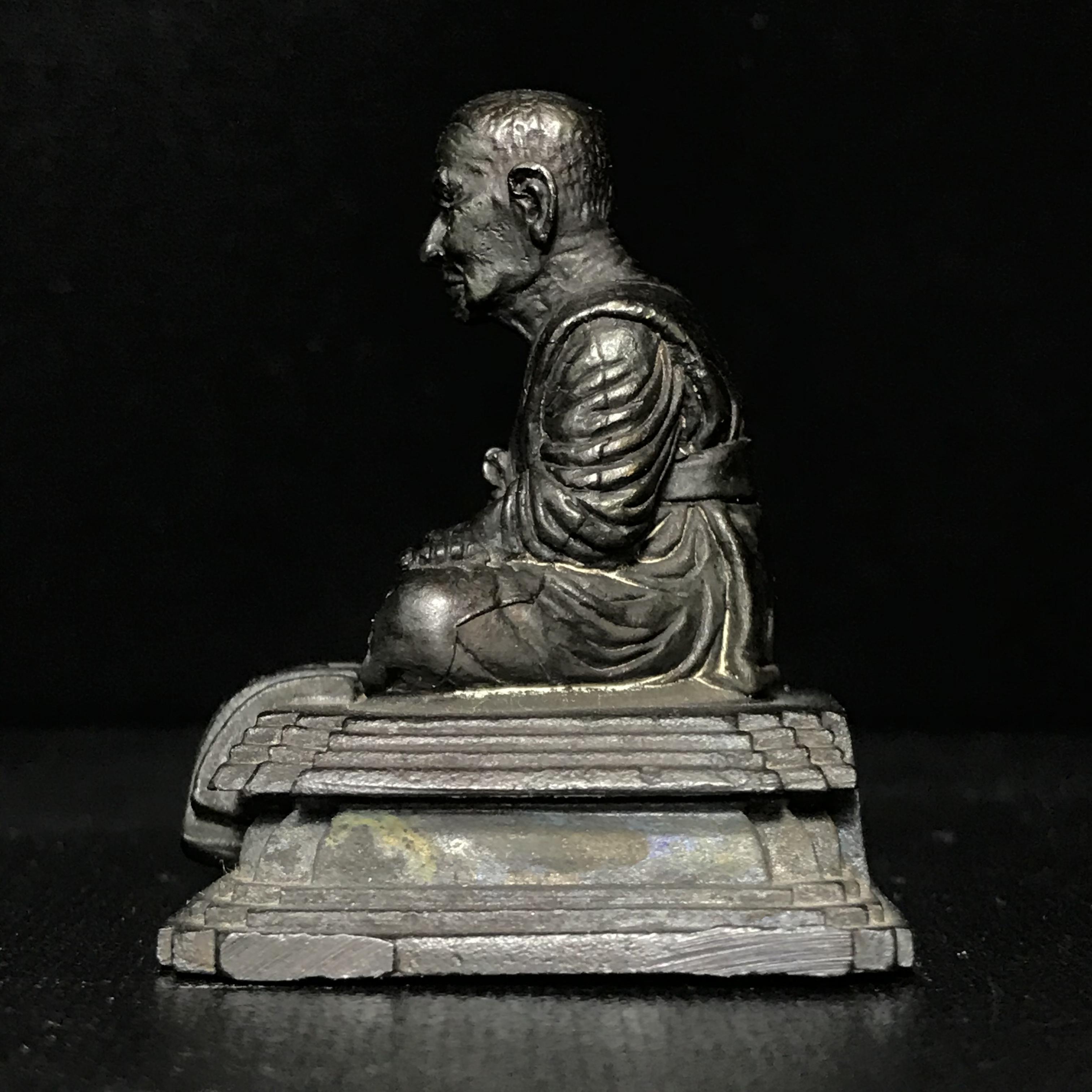 รูปหล่อพระหลวงพ่อทวด สก. ขนาดตั้งบูชาหน้ารถ วัดห้วยมงคล ปี 2546(รุ่น2) สร้างจากเนื้อโลหะที่ตัดชนวนจากส่วนของเศียรหลวงพ่อทวดองค์ใหญ่(คุ้มครองปลอดภัย แคล้วคลาด พิธีใหญ่ มวสสารดี)1 ใน 2500 องค์