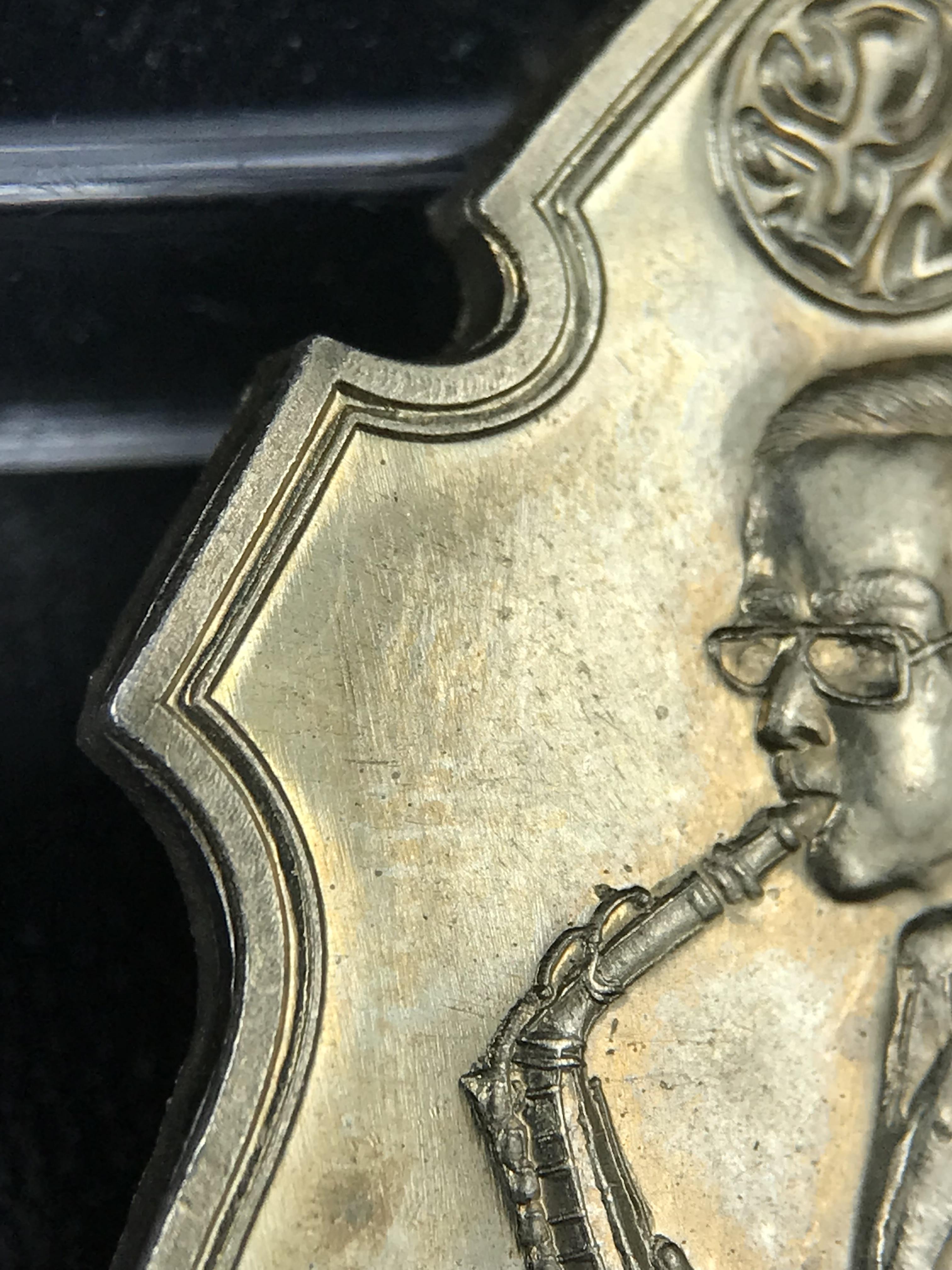 เหรียญครอบครูช่างหลวง(ในหลวงทรงดนตรี) เนื้ออัลปาก้า ปี 2550(หายาก)สุดยอดแห่งความหายากมีหมุนเวียนให้เห็นน้อยมากเป็นอีกหนึ่งรุ่นยอดนิยมของเสด็จพ่อร.9เหรียญนี้สวยมากผิวน้ำทองทั่วทั้งเหรียญ