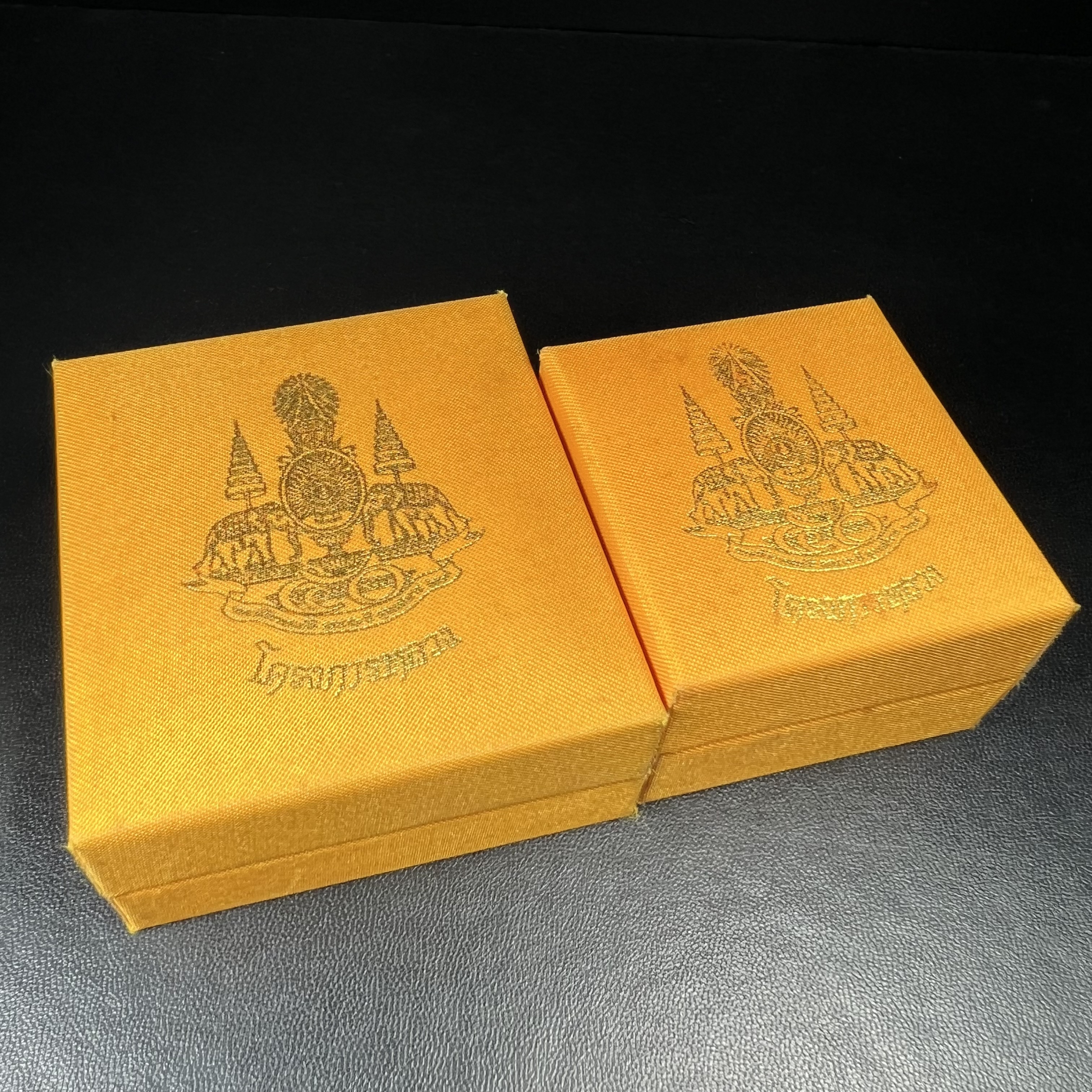 พระพุทธนวราชบพิตร พระพิมพ์จิตรลดา โครงการหลวง ปี2539 (พิมพ์ใหญ่+พิมพ์เล็ก) เนื้อนวโลหะ พร้อมกล่องบรรจุเดิม พิธีใหญ่ ปลุกเสกวัดพระแก้ว(1ชุด 2 องค์)