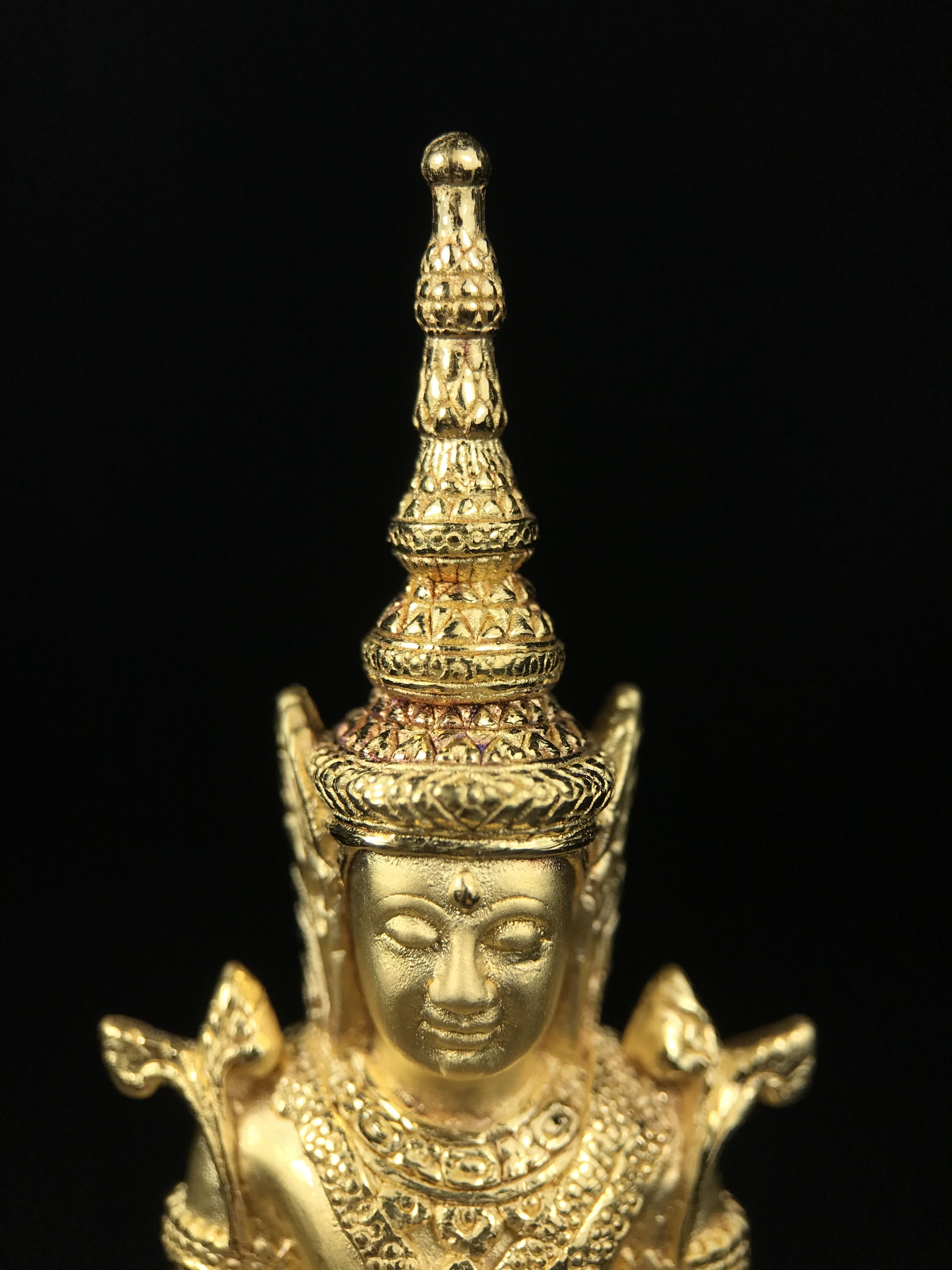 พระแก้วมรกต ภปร.(รุ่นแรก)ปี2545 รุ่นฉลองกรุงรัตนโกสินทร์ครบ 220 ปี หล่อลอยองค์ เนื้อทองคำบริสุทธิ์99.99% ขนาดบูชา 50*90 มม.(องค์หมายเลข ๗๘๙)(เลขมังกร 789 พลังแห่งความ มั่งคั่ง ร่ำรวย อำนาจ บารมี)สุดยอดมงคลแผ่นดินที่ควรเก็บรักษา บูชาเป็นมงคลชีวิต(หายากมาก)