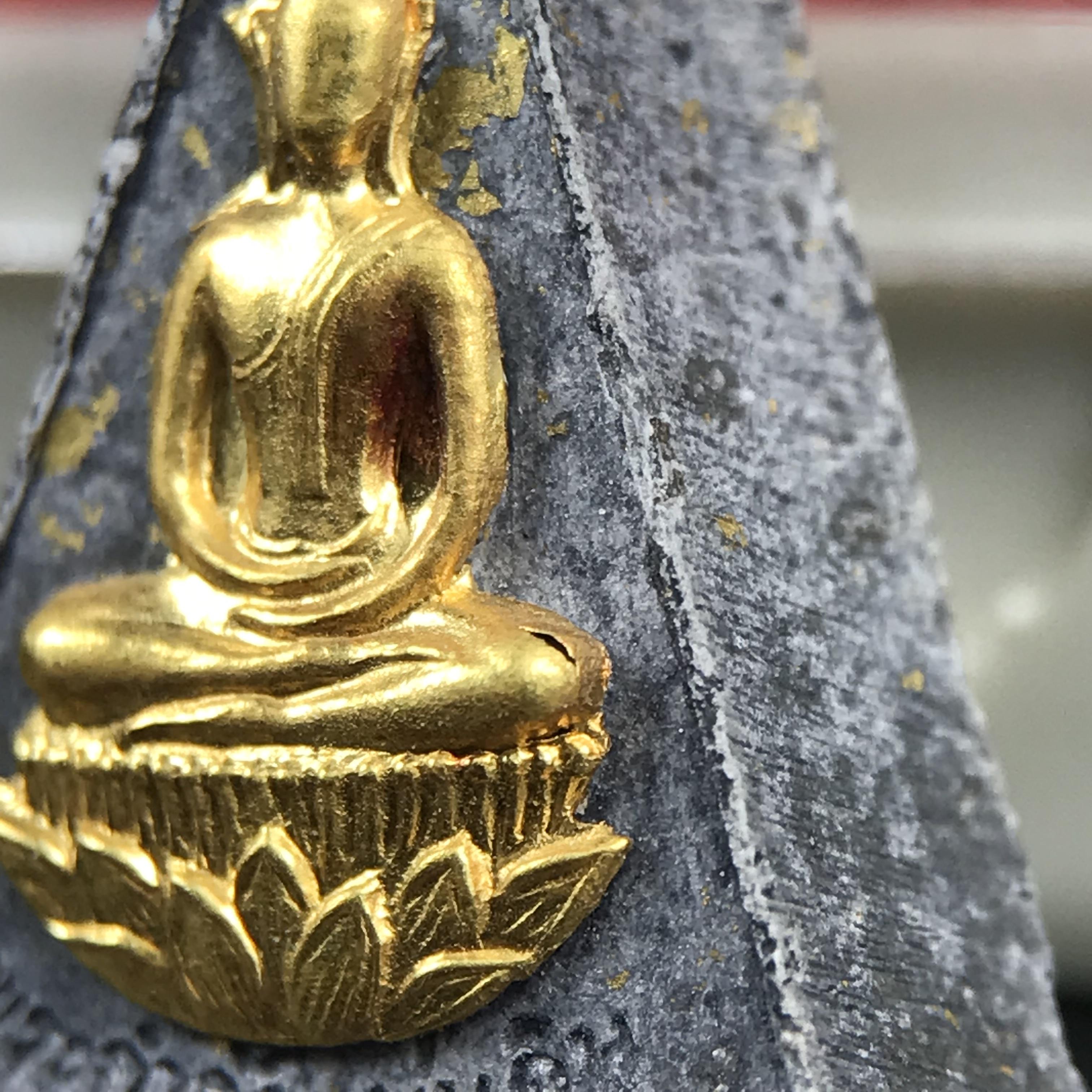 พระกำลังแผ่นดิน พระราชทาน วัดบวรนิเวศวิหาร ปี 2539 พิมพ์เล็กหน้ากากทองคำ (ในหลวง รัชกาลที่ 9 พระราชทานมวลสารจิตรลดา)นิยมหายาก