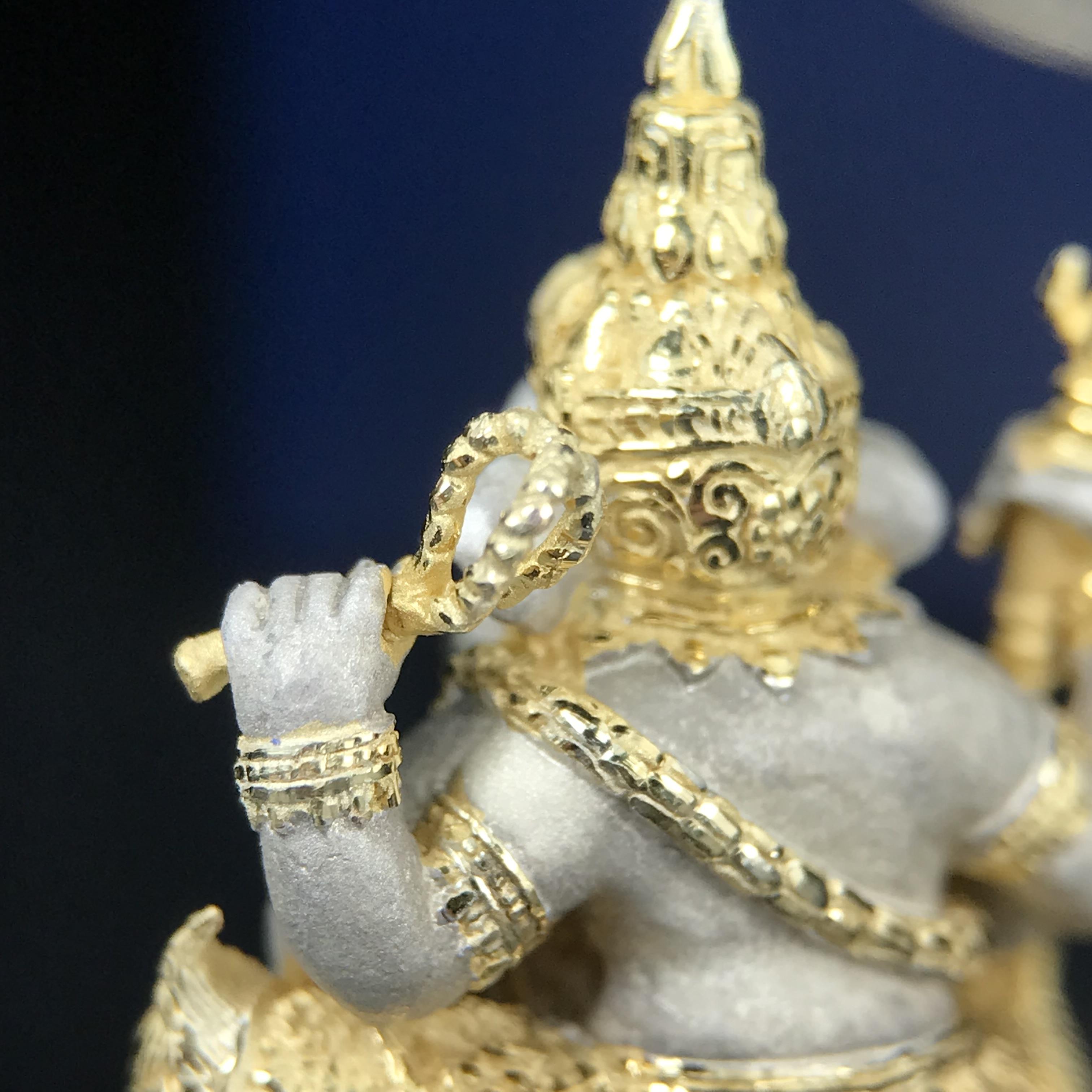 พระพิฆเนศ เทวสถานโบสถ์พราหมณ์ ปี 2539 รูปหล่อลอยองค์พระพิฆเณศวร เนื้อเงินสามกษัตริย์ ฝังพลอยน้ำเงิน(พ่นทรายขัดเงาบางส่วน) พิมพ์ใหญ่ขนาดประมาณ 1.8 * 2.5 ซม. ผลิตโดย บ.แพรนด้า จิวเวลรี่( พิธีใหญ่ พุทธศิลป์งดงาม)อีกหนึ่งรุ่นยอดนิยม (1 ใน 4999 องค์)หายาก