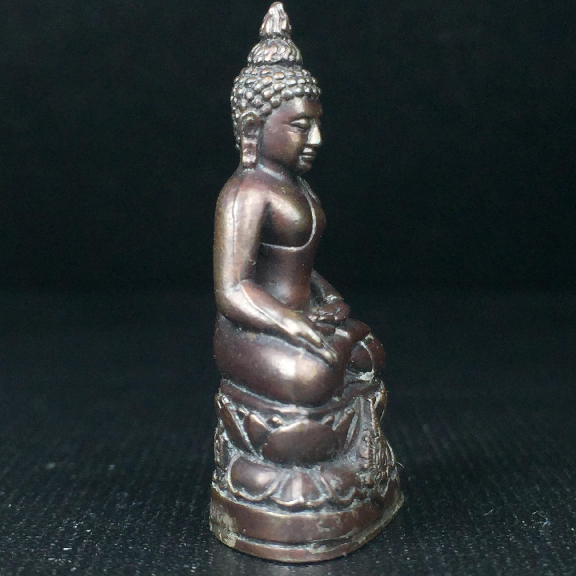 พระกริ่งไพรีพินาศ เฉลิมพระเกียรติ พระบาทสมเด็จพระเจ้าอยู่หัวรัชกาลที่9 พระชนมพรรษา 6 รอบ ปี2542 เนื้อนวโลหะผสมทองคำ(บรรจุเหล็กไหล)ดีนอก-ดีใน