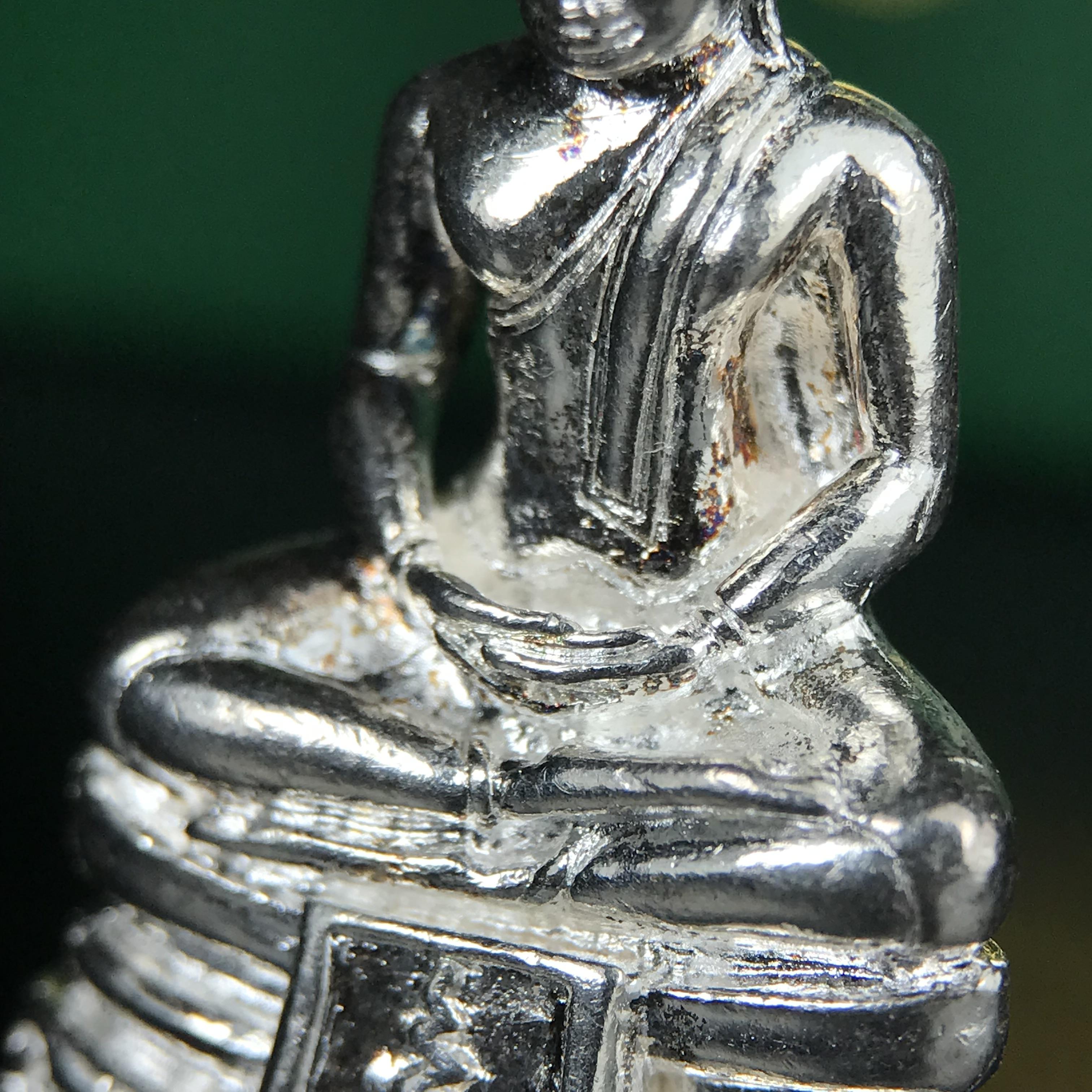 พระพุทธโสธร รุ่น กศก. 120 ปี เนื่องในโอกาสครบ 120 ปี กรมศุลกากร กระทรวงการคลัง จัดสร้าง ปี 2537 เนื้อเงินบริสุทธิ์ 99.9% ผิวขัดเงา(งานบริษัท แพรนด้า จิวเวลรี่)สวยงดงาม ทรงคุณค่า