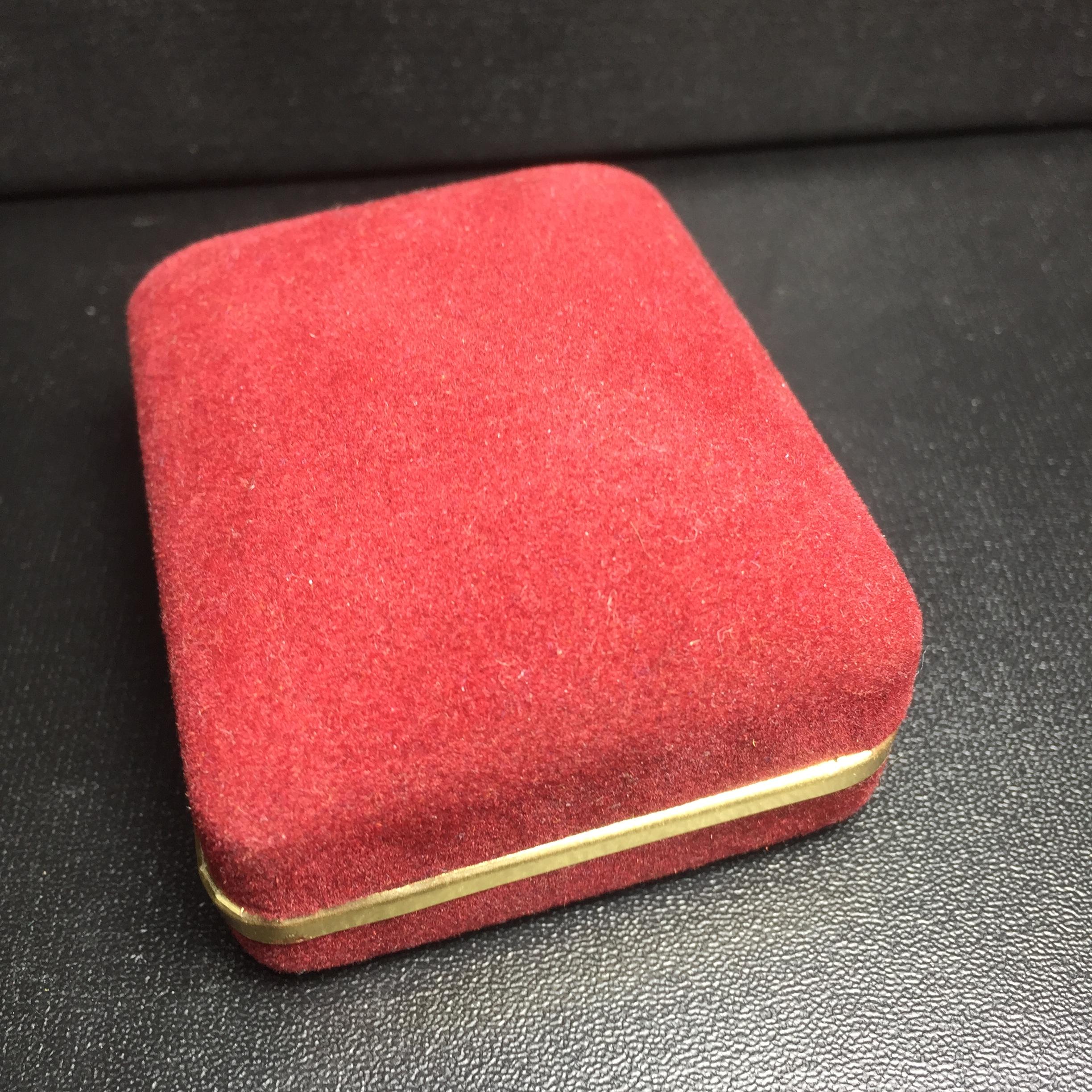 เหรียญรูปเหมือนรุ่นแรก สมเด็จพระญาณสังวร วัดบวรนิเวศวิหาร ปี2528 เนื้อทองแดง(บล็อกนิยมเขยื้อน-มีวงเดือน)สภาพสวยหายาก ชุดพระราชทานกรรมการ พร้อมกล่องบรรจุเดิม