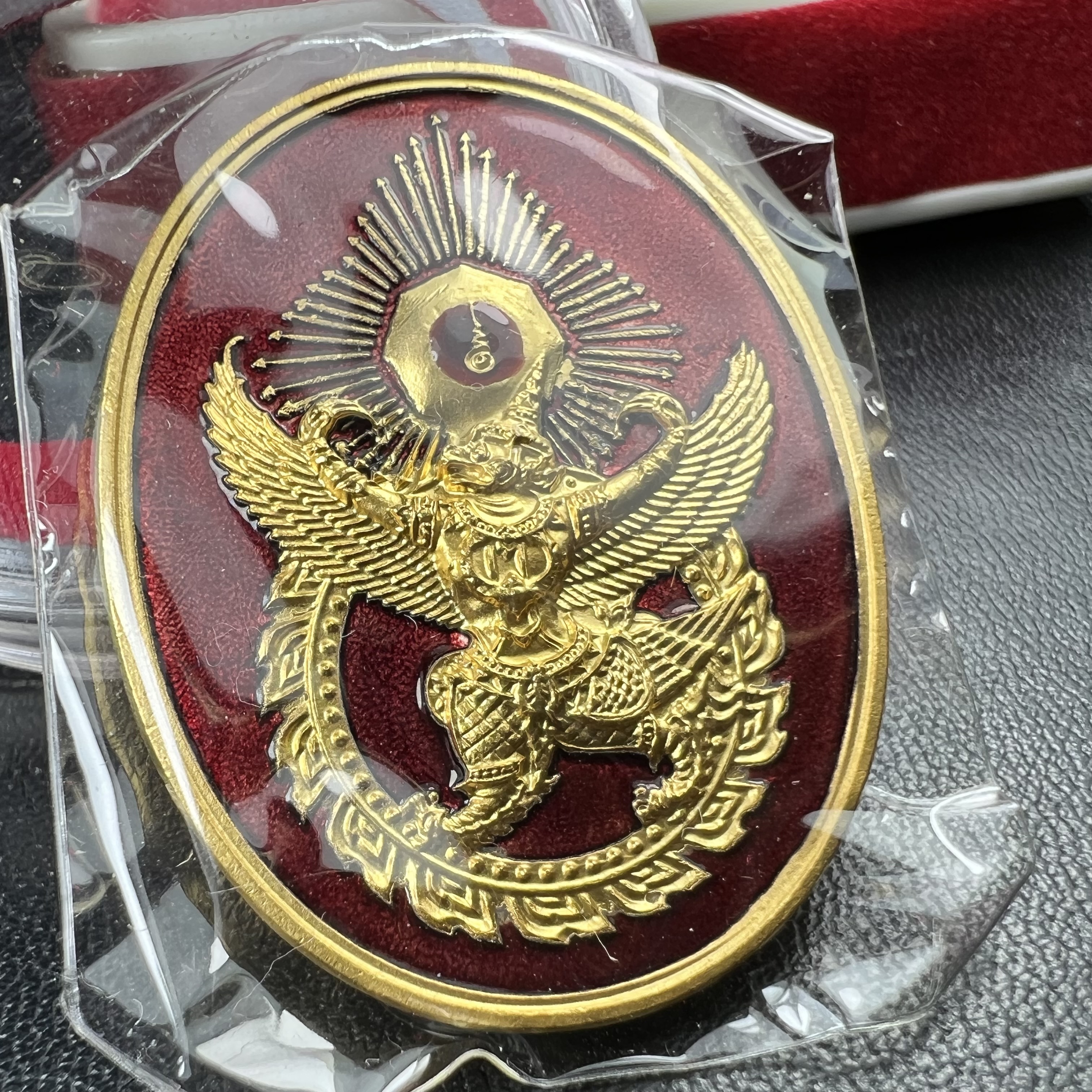 เหรียญครุฑดวงตรามหาเดช หลังยันต์มงกุฏพระเจ้า วัดตรีทศเทพวรวิหาร ปี2553 เนื้อกะไหล่ทองลงยาแดง(สภาพสวยซีนซองเดิมกล่องบรรจุเดิม)ดวงตราแห่งชัยชนะ ความสำเร็จ เจริญรุ่งเรือง แก้อาถรรพ์ ต่างๆ