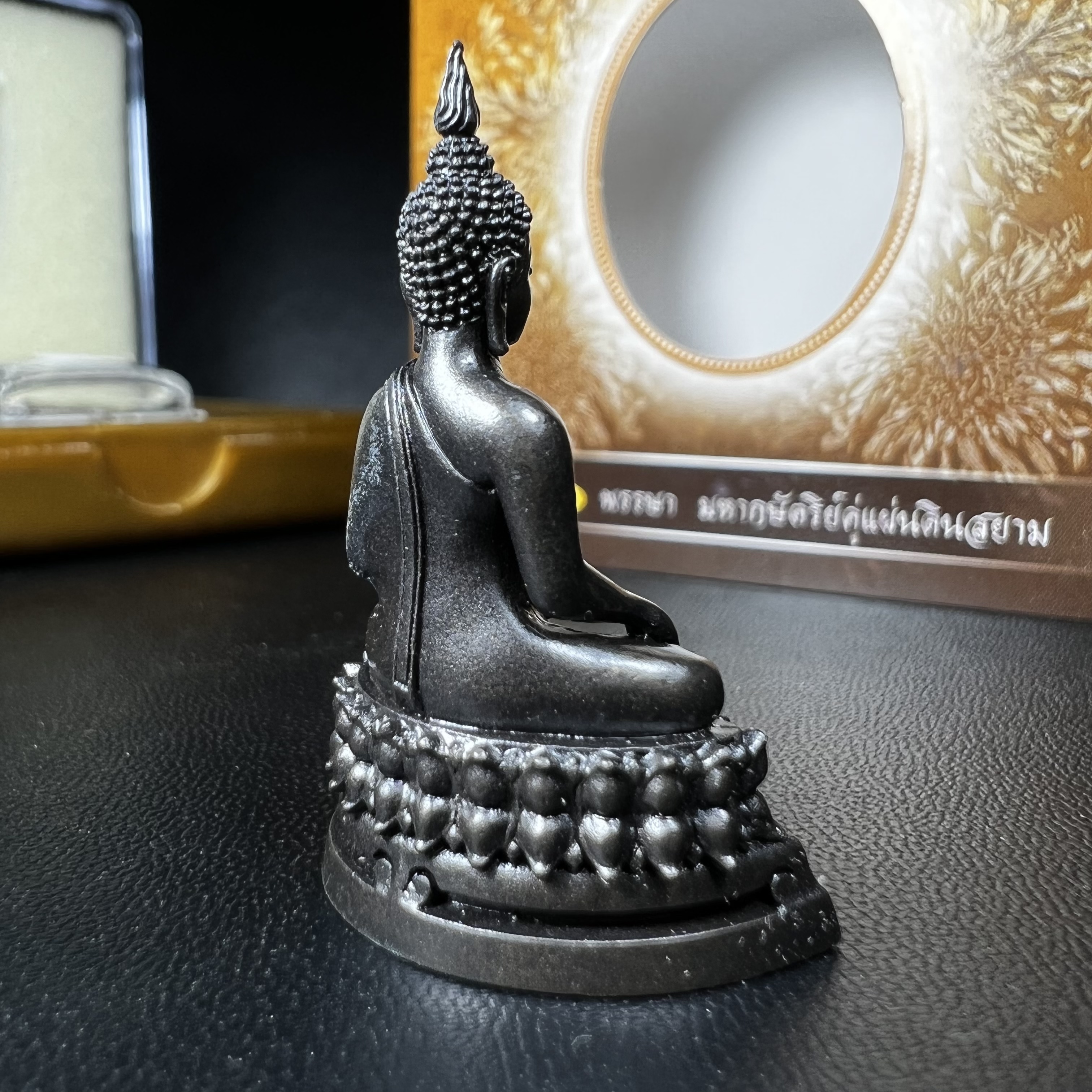 พระพุทธรูปคุ้มเกล้า ภปร. มหามงคล 80พรรษา “รุ่นเย็นศิระเพราะพระบริบาล 80พรรษา มหากษัตริย์คู่แผ่นดินสยาม” เนื้อนวโลหะรมดำ พิมพ์ใหญ่ ขนาด 18*35 มม.