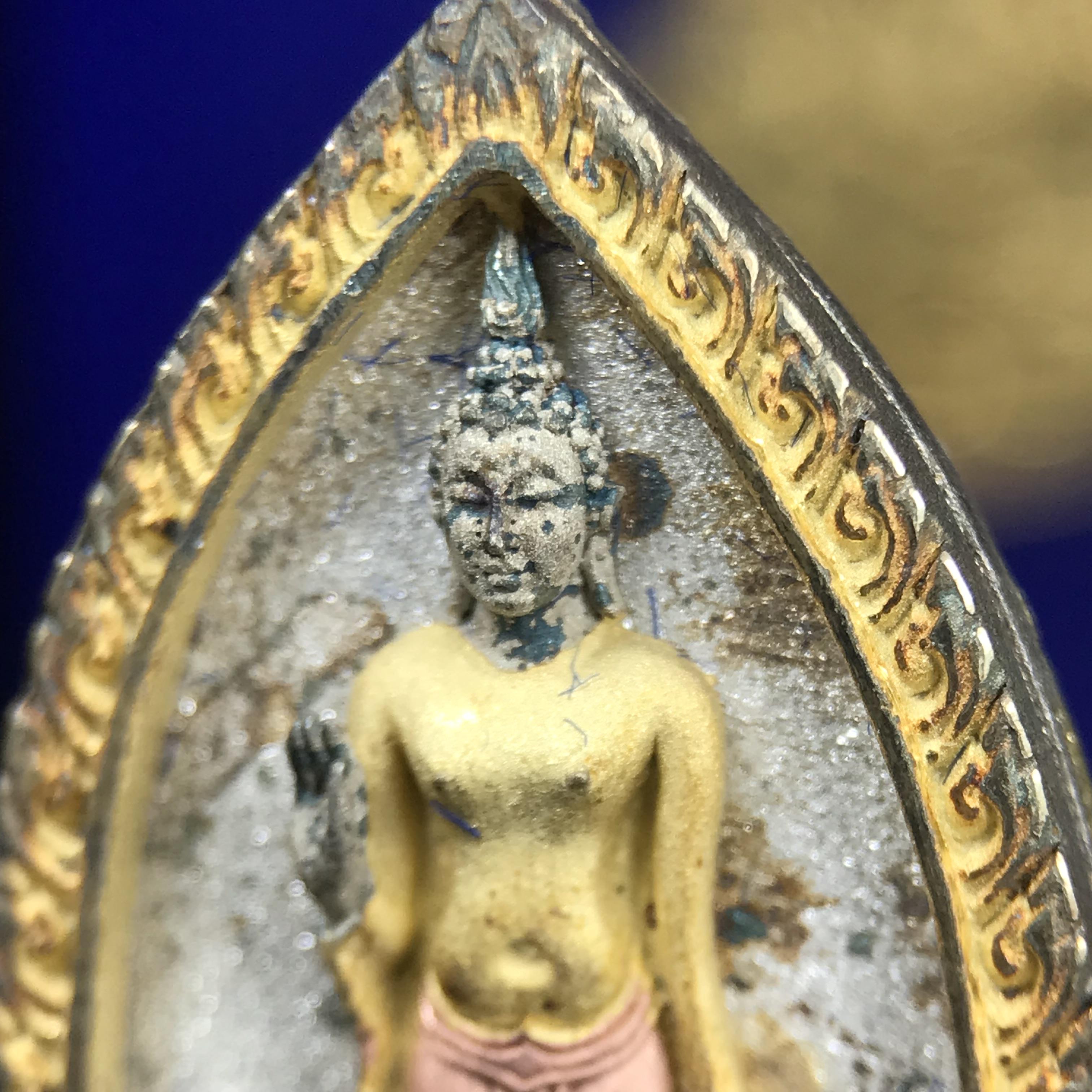 พระพุทธกาญจนพรสยามภูมิ ภปร. ปี 2539 เนื้อเงินสามกษัตริย์พื้นทรายประกาย(ผิวเดิมสวย) พิมพ์ทรงใบขนุน ขนาด3.2ซม. พระพุทธรูปประจำพระชนมวาร รัชกาลที่9 จัดสร้างในวโรกาสทรงครองสิริราชสมบัติครบ50ปี(องค์หมายเลขมหามงคลเลข ๙๙๙(เจริญก้าวหน้าในทุกด้าน)(1 ใน 5000 องค์)