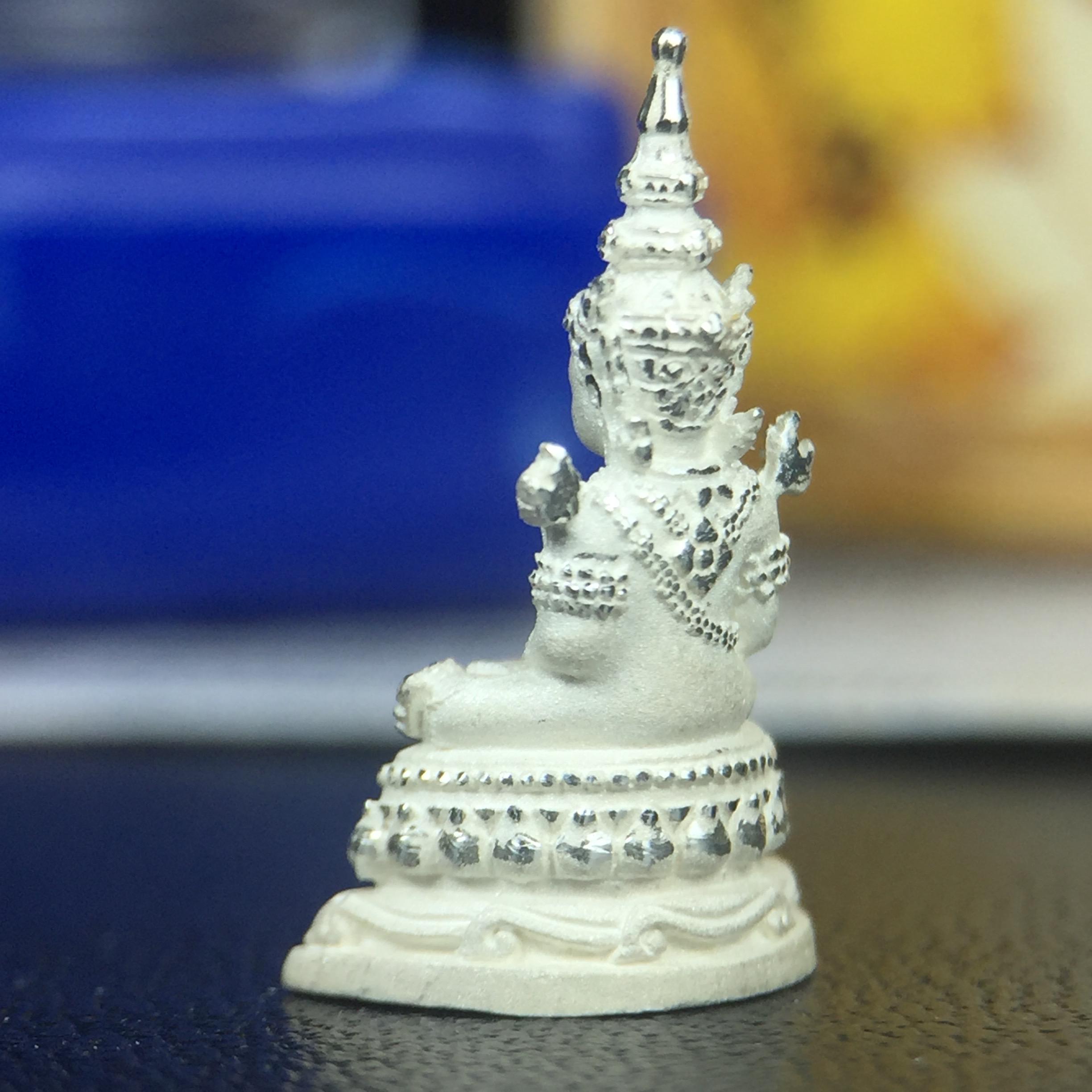 พระแก้วมรกต(จำลอง)ลอยองค์ ขนาดหน้าตัก 1/4 นิ้ว ทรงเครื่องฤดูร้อน เนื้อเงิน ตราสัญลักษณ์ฉลองสิริราชสมบัติครบ 60 ปี พ.ศ.2549(สภาพสวย ครบ สมบูรณ์)