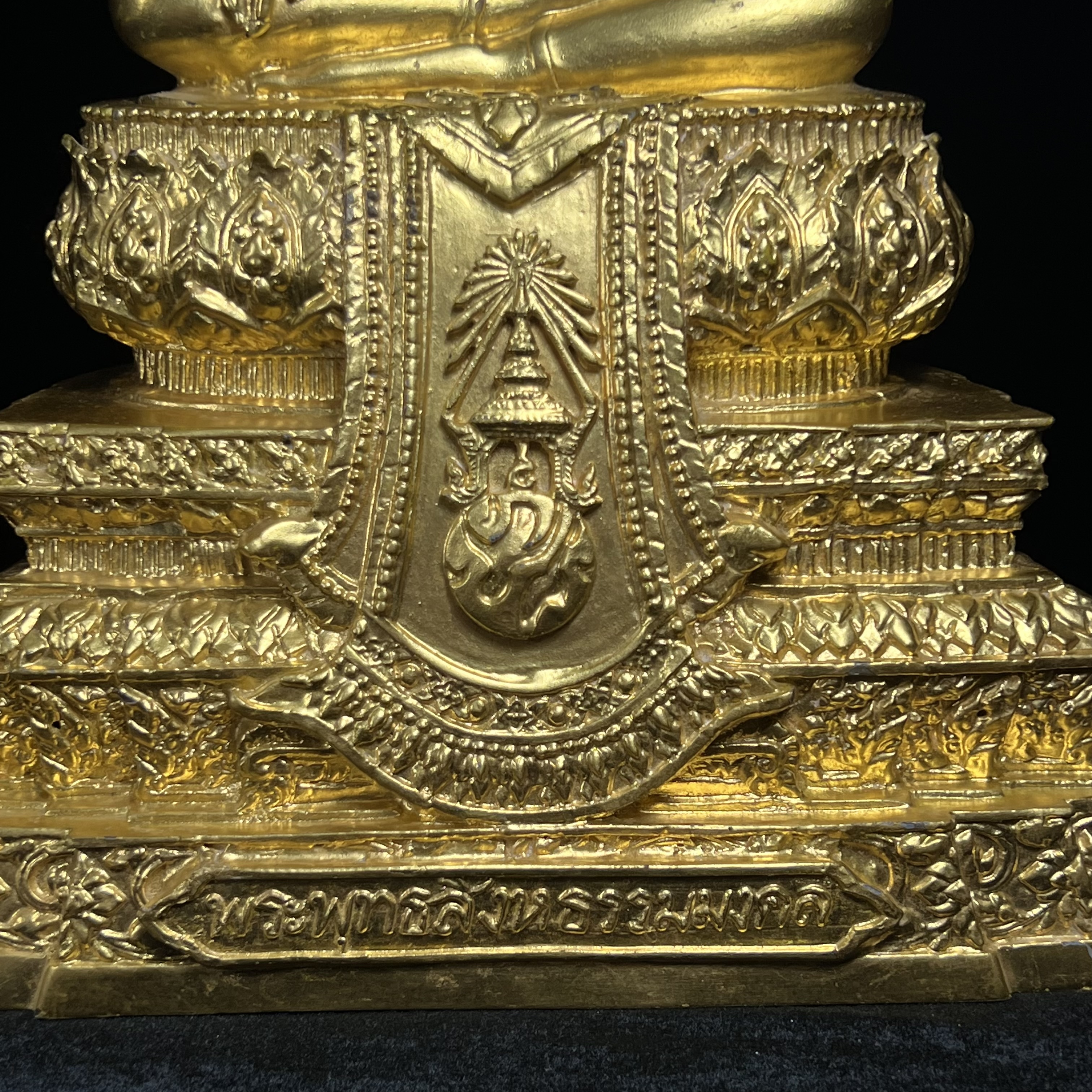 พระพุทธสิงหธรรมมงคล ภปร. รุ่นแรก พุทธสมาคมแห่งประเทศไทย ในพระบรมราชูปถัมภ์ จัดสร้าง ปี2547 เนื้อโลหะผสมปิดทอง หน้าตัก 5 นิ้ว(1 ใน 1999 องค์)หายาก