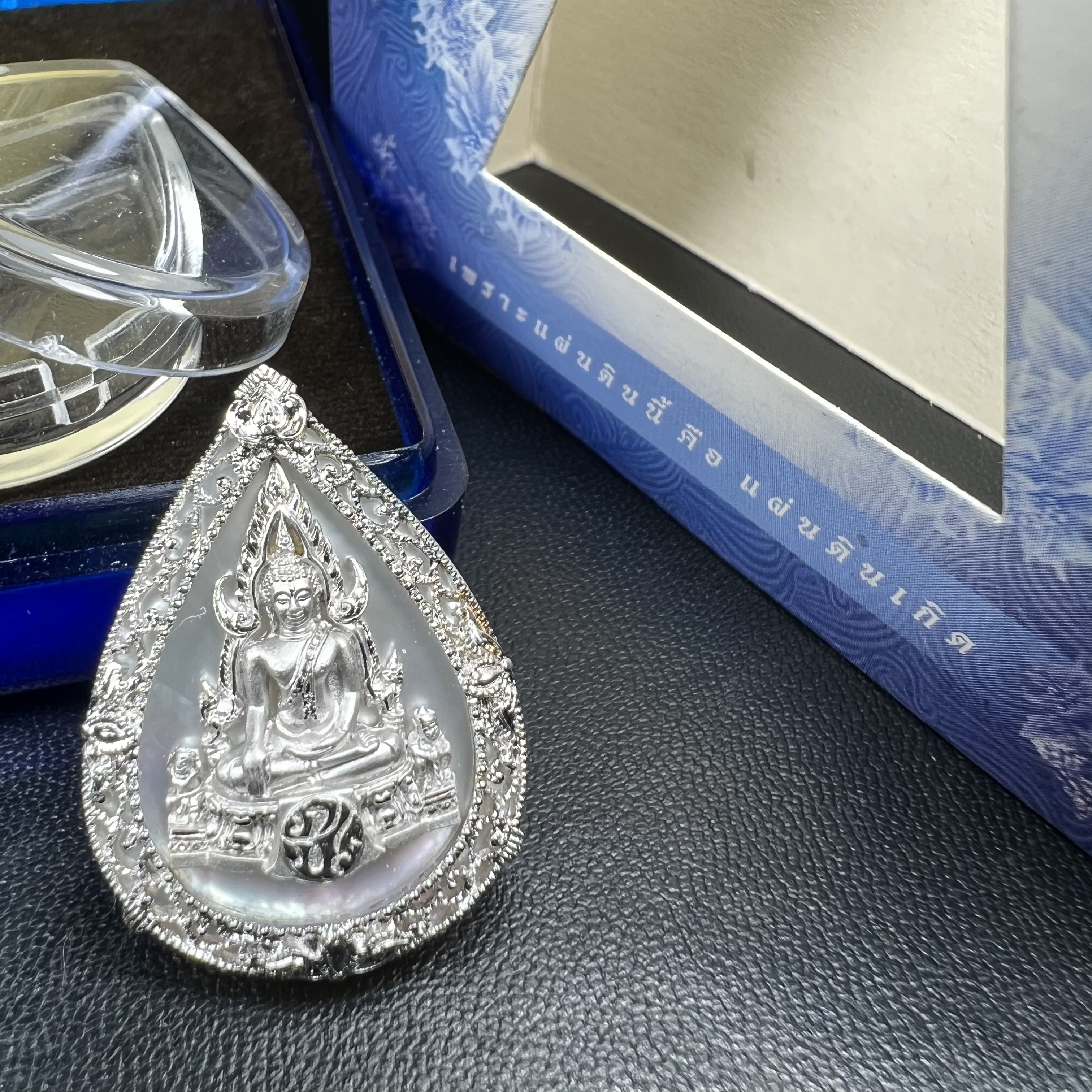 เหรียญพระพุทธชินราช ภปร. โครงการ เพราะแผ่นดินนี้คือแผ่นดินเกิด ปี 2551 รูปหยดน้ำ เนื้อเงินชุบทองคำขาว(ล้อมด้วยกรอบเงินชุบทองคำขาวสลักเสลาเป็นลวดลายละเอียดอ่อน ส่วนพื้นองค์พระเป็นเปลือกหอยมุขสวยงดงาม )(ขนาด 21 x 29 มม.) (สวยงามหายาก)1ใน5000องค์