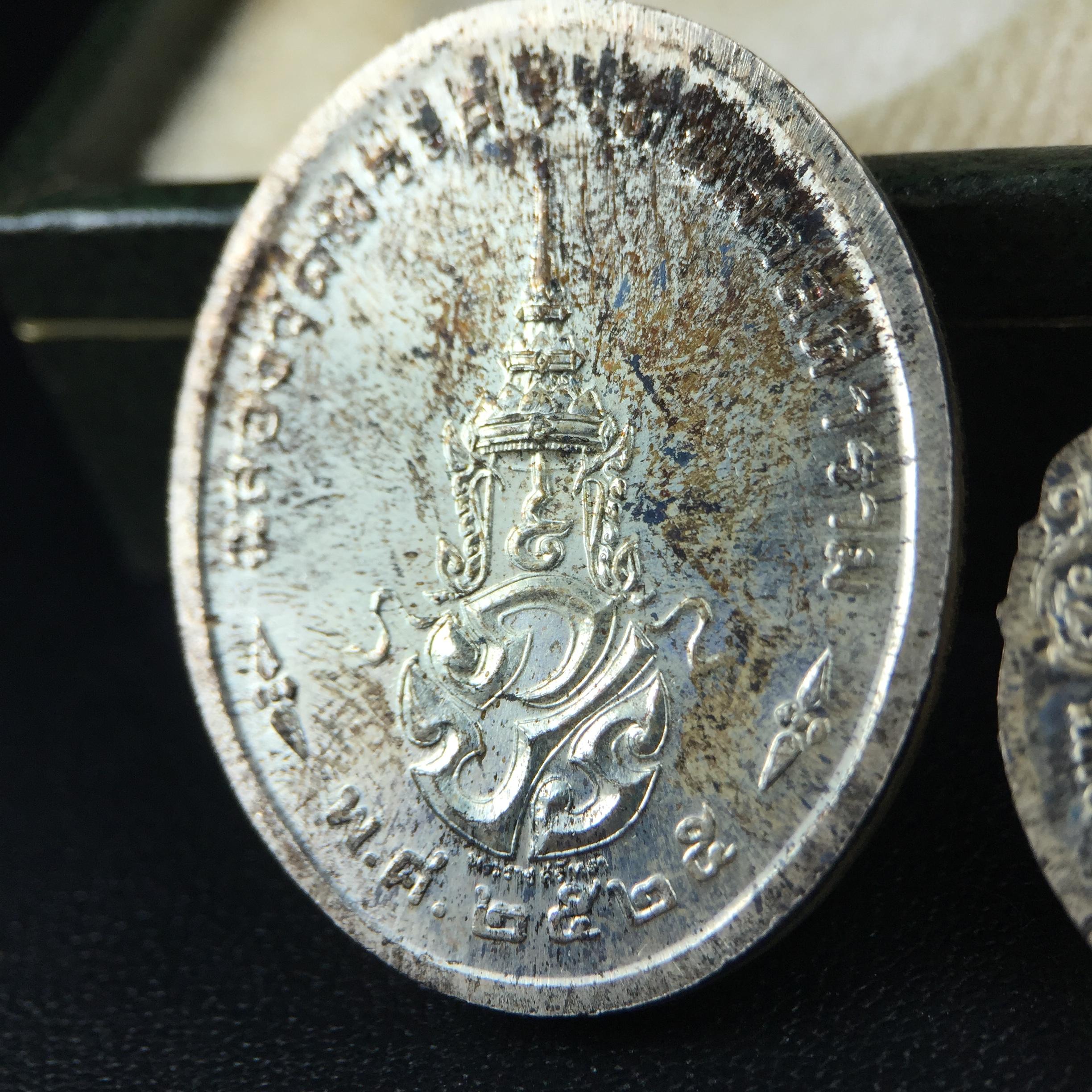 เหรียญพระแก้วมรกตหลัง ภปร. ฉลองกรุงรัตนโกสินทร์ครบ 200 ปี พ.ศ.2525 เนื้อเงิน(ผิวเดิม สวย)กล่องบรรจุเดิมครบ3พิมพ์(บล็อกพระราชศรัธา)(ในหลวงรัชกาลที่9 เสด็จในพิธี)ชอบเก็บแบบผิวเดิมๆชุดนี้เลยแนะนำ ผิวเดิมสวยมาก เสน่ห์พระเนื้อเงิน