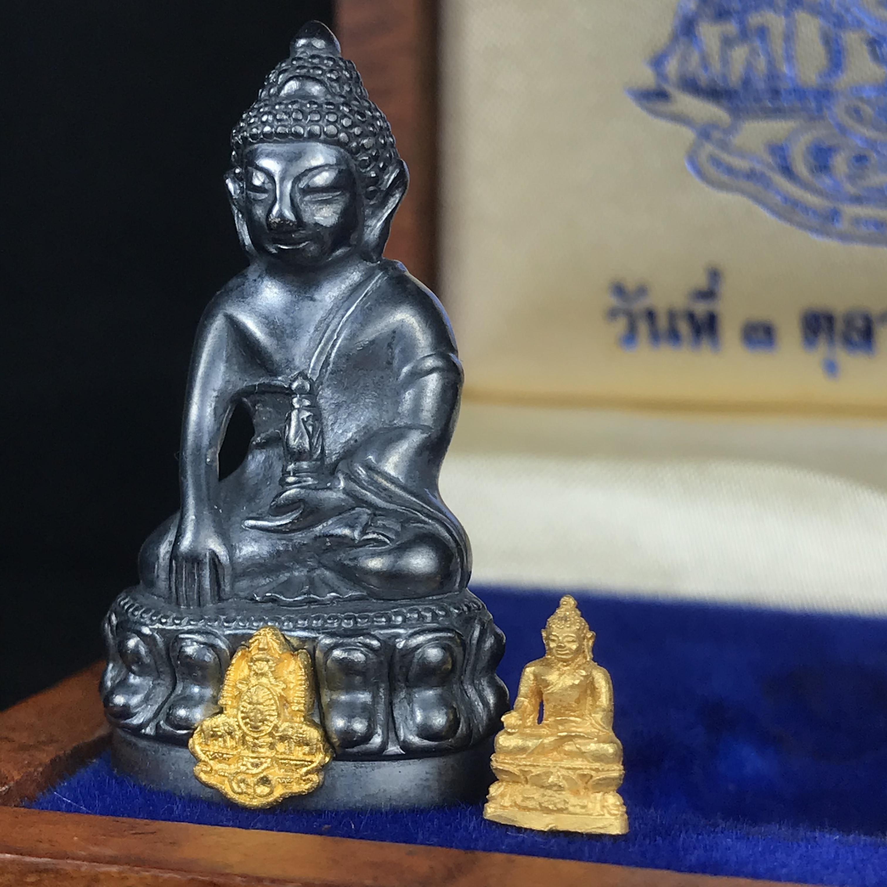 พระกริ่งสมเด็จญาณ วัดบวรนิเวศวิหาร เนื้อเงินบริสุทธิ์ 92.5% ตรากาญจนาภิเษกทองคำ+พระชัยวัฒน์ไพรีพินาศ เนื้อทองคำ พระราชทานแจกเมื่อ 3 ตุลาคม 2538 มาพร้อม กล่องลายไม้สุดหรู(ครบชุด หายาก)