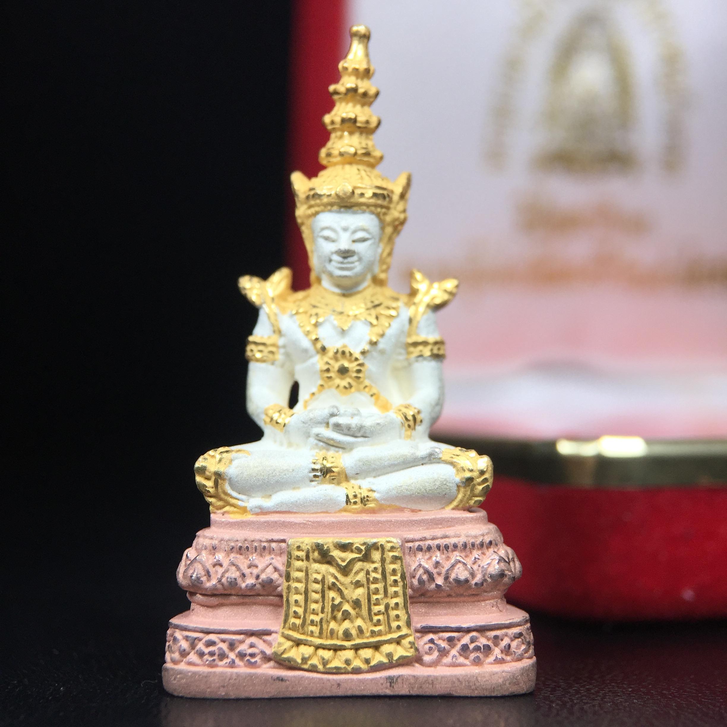 พระพุทธมหามณีรัตนปฏิมากร (พระแก้วมรกต) มหาจุฬาลงกรณราชวิทยาลัย(มจร.) วังน้อย พระนครศรีอยุธยา ปี 2543 พิธีมหาพุทธาภิเษก ณ วัดพระศรีรัตนศาสดาราม (วัดพระแก้ว) ในพระบรมมหาราชวัง เนื้อเงินสามกษัตริย์ (ตอกโค๊ตหมายเลข 181)