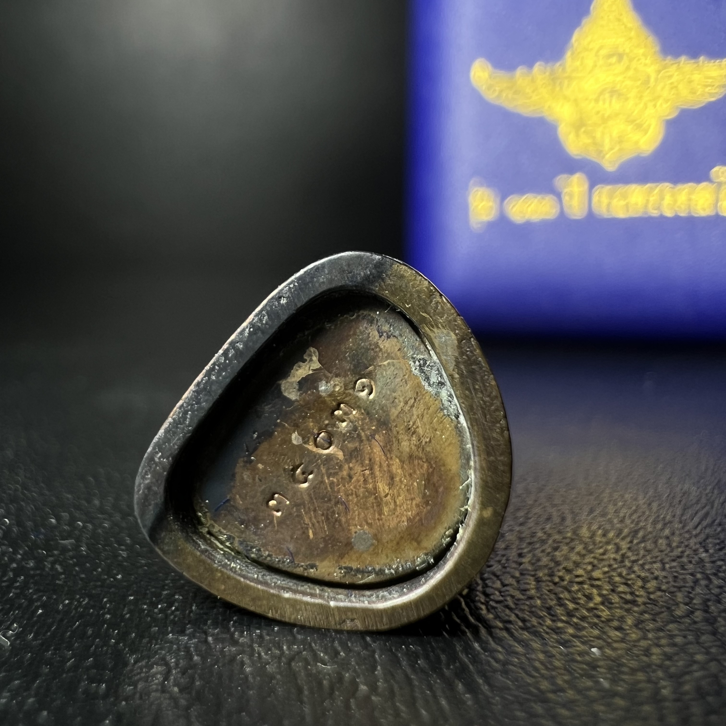 รูปเหมือนหล่อลอยองค์หลวงปู่ทวด รุ่น 111ปี กระทรวงกลาโหม เนื้อนวโลหะรมดำ-ปัดเงา ปี2540 พิธีใหญ่ เข้มขลัง นิยม พร้อมกล่องบรรจุเดิม(คัดสภาพสวยผิวเทพๆผิวรุ้งๆ)ทั้งพิธีทั้งพุทธศิลป์ทรงคุณค่าอีกหนึ่งรุ่นยอดนิยม