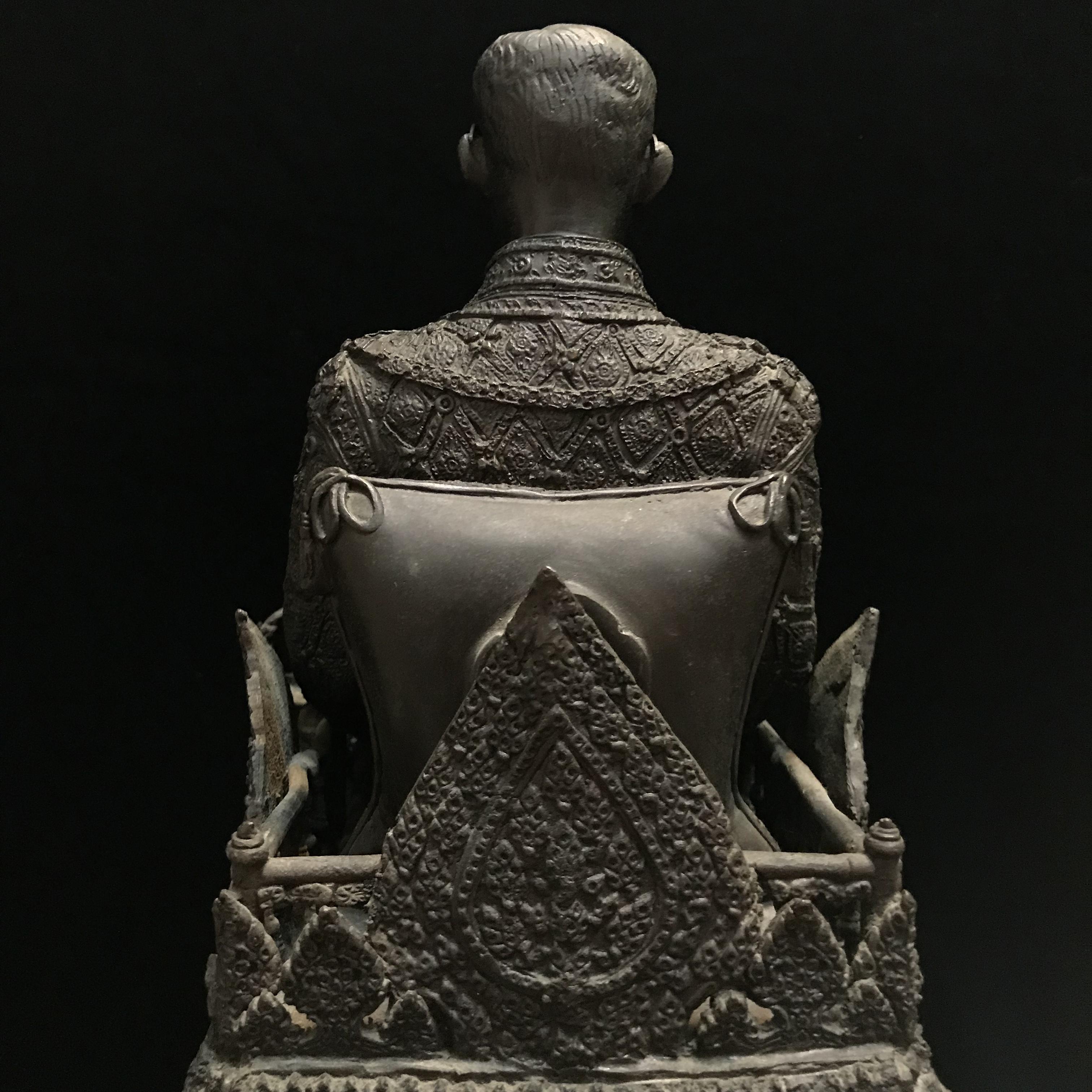 พระบรมรูปพระบาทสมเด็จพระเจ้าอยู่หัวรัชกาลที่9(นั่งบัลลังก์) กระทรวงมหาดไทยจัดสร้าง ปี2539(นิยม)