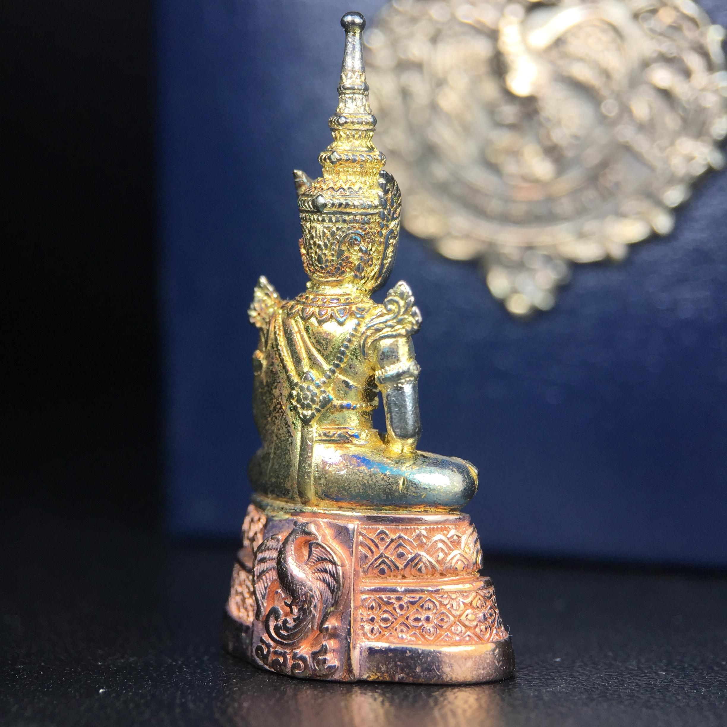 พระแก้วมรกต กรมสรรพสามิตจัดสร้างขึ้นเนื่องในโอกาสครบรอบ 64 ปีของกรมสรรพสามิต และเนื่องในวโรกาสที่พระบาทสมเด็จพระเจ้าอยู่หัวทรงครองราชย์ครบ 50 ปีในปีกาญจนาภิเษก เมื่อ พ.ศ.2539 เนื้อเงิน ชุบทองสามกษัตริย์(ผิวเดิมรุ้งๆสวย) พร้อมกล่องบรรจุเดิม