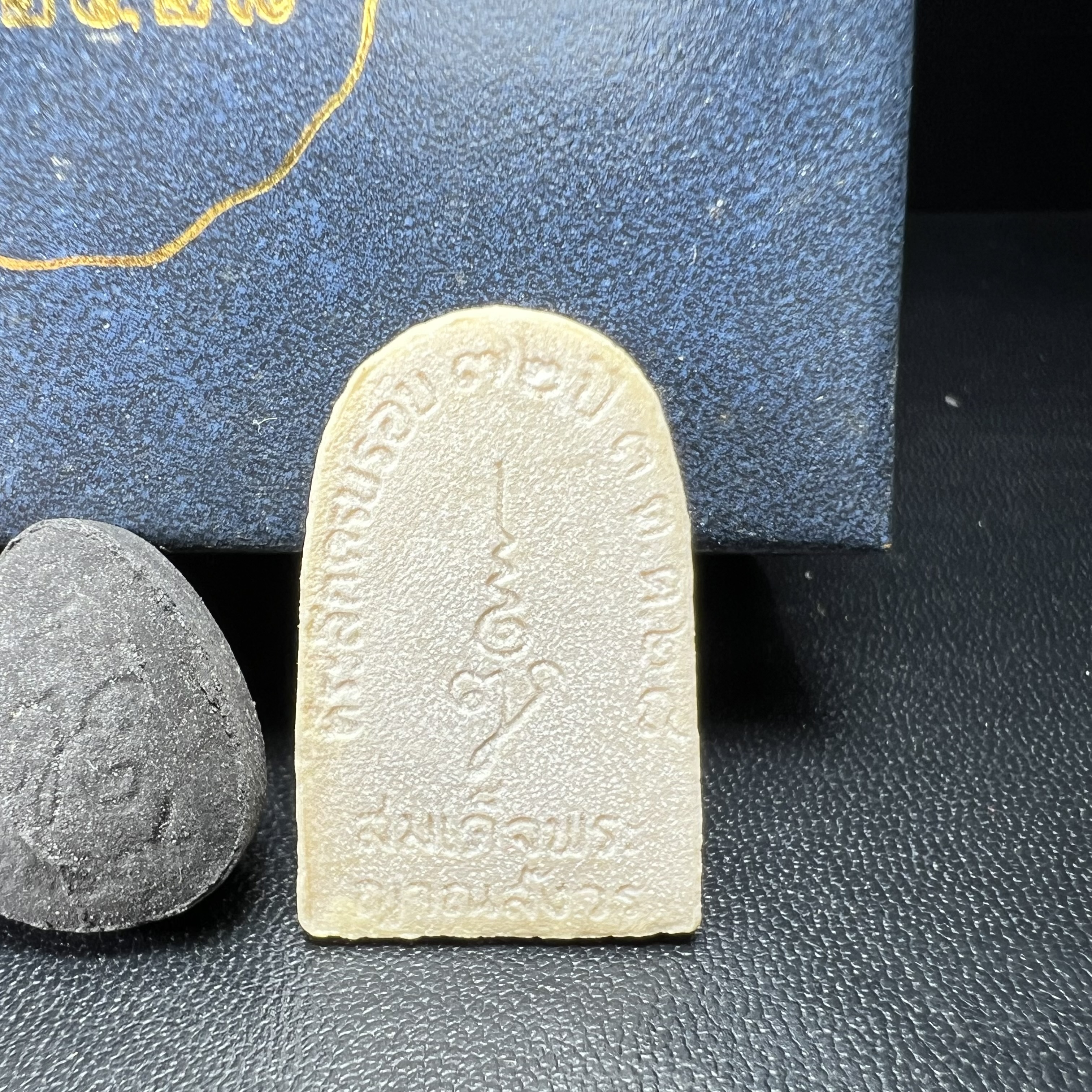 พระปิดตา รุ่นแรก ชุดกรรมการ ชุดมงคลการบำเพ็ญกุศลอายุครบ 6 รอบ(72 พรรษา) สมเด็จพระญาณสังวร วัดบวรนิเวศวิหาร วันที่ 2-3 ตุลาคม 2528 (1ชุดประกอบด้วยพระเนื้อผง 4 รายการ)ชุดกรรมการพร้อมกล่องบรรจุเดิมครบสมบูรณ์(หายาก)