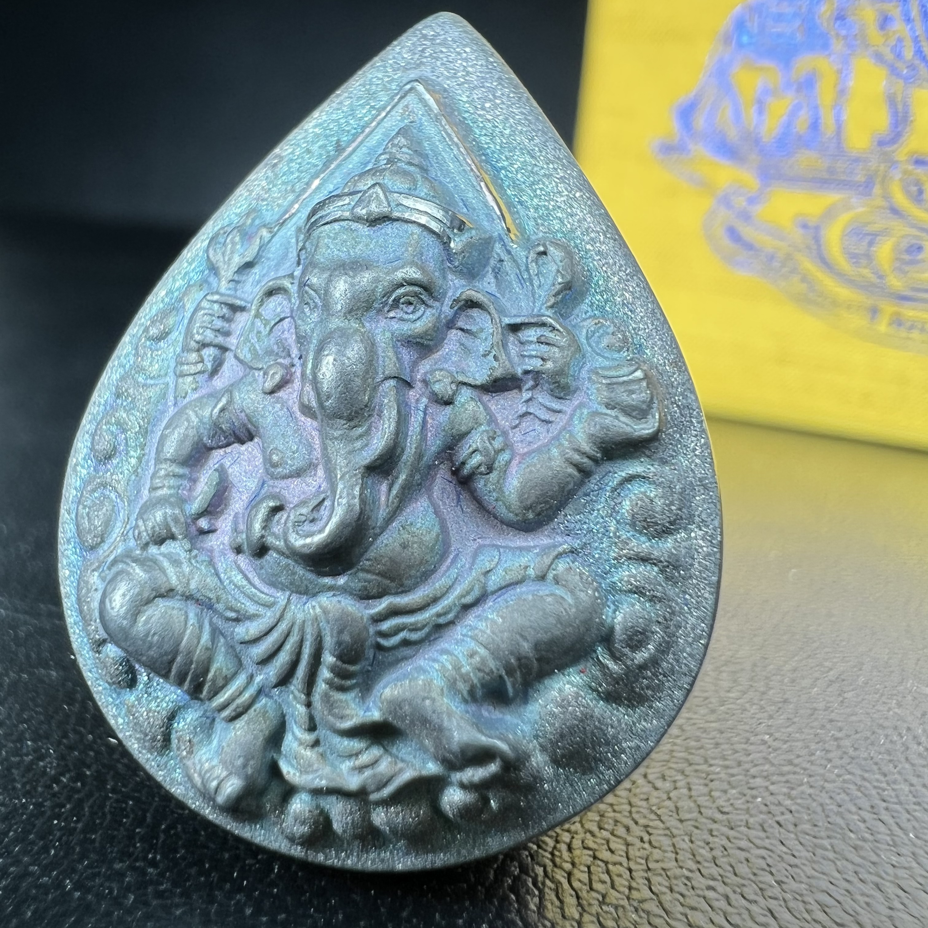 เหรียญพระพิฆเนศวร ญสส. ชุดกาญจนาภิเษกครองราชย์ 50 ปี พุทธศักราช 2538 พิมพ์ใหญ่(2.9 ซม.) เนื้อเงินผิวเดิมกลับดำขึ้นสีรุ้งเข้มขลังงดงามธรรมชาติสร้างสรรค์ สภาพสวยเดิมพร้อมกล่องบรรจุเดิม ตอกโค๊ดหมายเลขกำกับ(1ใน 5539องค์)