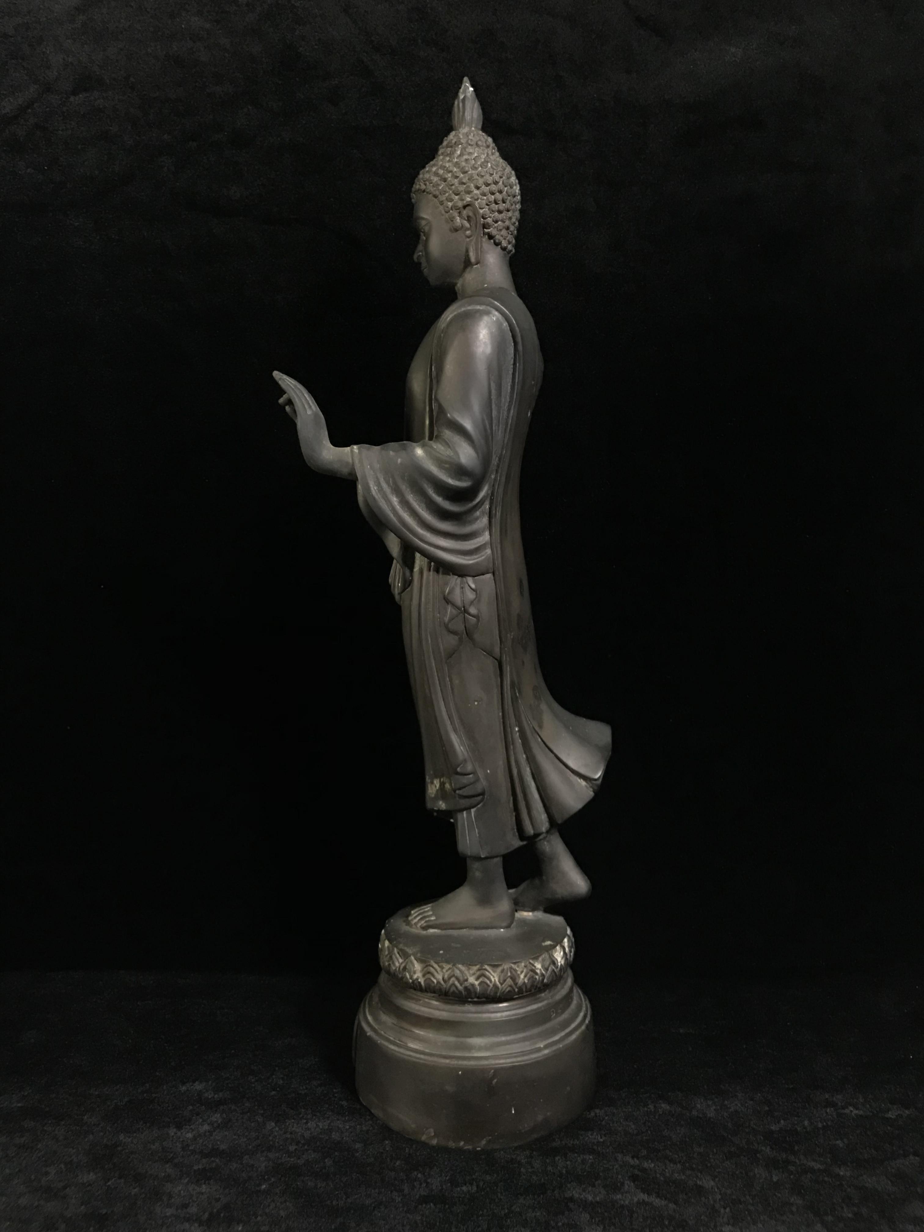 พระบูชา 25พุทธศตวรรษ พระศรีศากยะทศพลญาณ ประธานพุทธมณฑลสุทรรศน์ ปี 2531 ตราสัญลักษณ์พระราชพิธีรัชมังคลาภิเษก ปี 2531 หมายเลข (๑๕)๕๘๓ ขนาดความสูง 15 นิ้ว รวมฐานสูง 18 นิ้ว(นิยมหายาก)