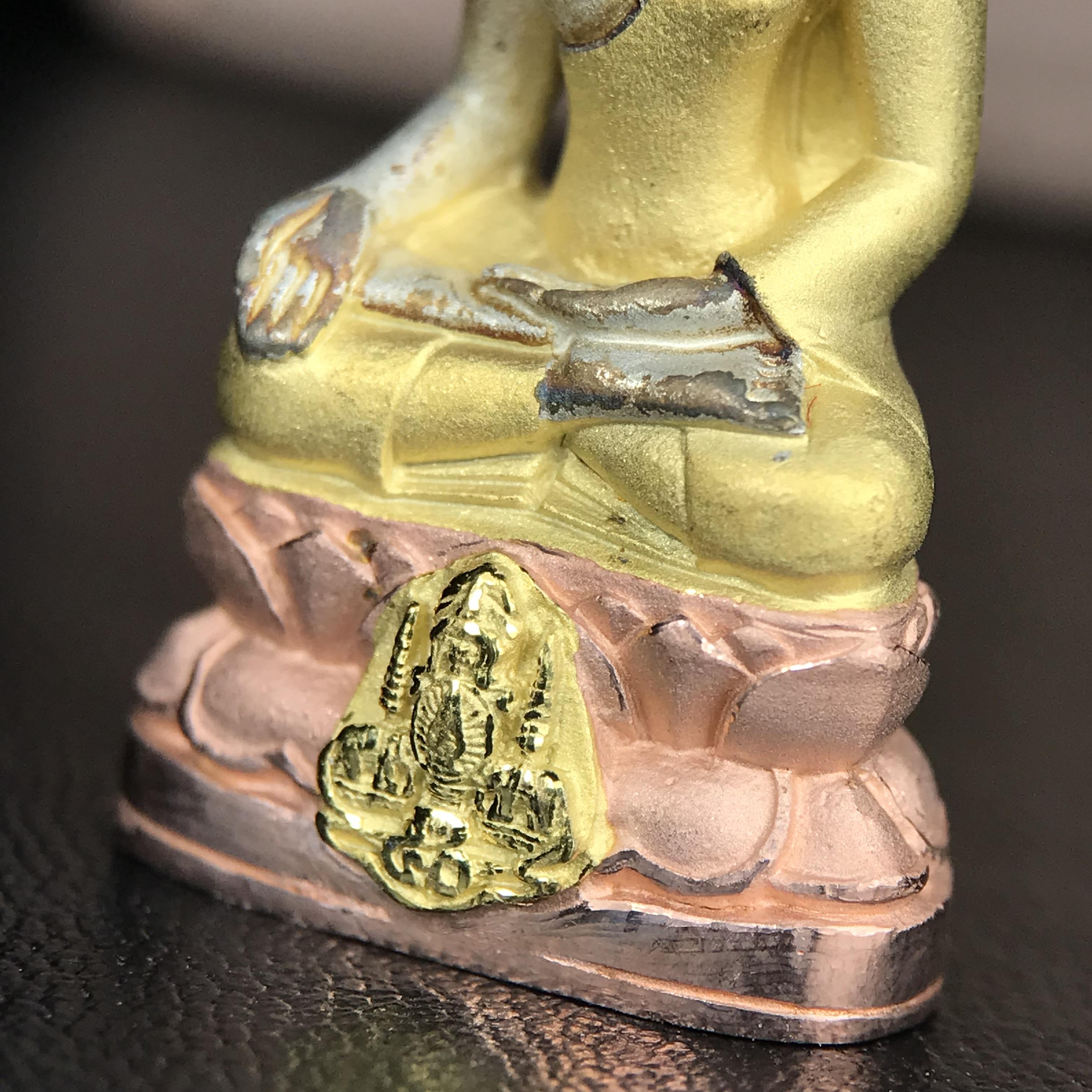 พระกริ่งไพรีพินาศ ตรากาญจนาภิเษกครองสิริราชสมบัติครบ 50 ปี รัชกาลที่9 ปี2540 เนื้อเงินสามกษัตริย์(ผิวเดิมสวย ครบ สมบูรณ์)พร้อมกล่องบรรจุเดิมครบ ชุดพระราชทาน(หายาก)(เข้มขลังทรงอานุภาพยิ่งใหญ่กำราบศัตรูพ่ายสิ้น พระไพรีพินาศ)(หายากพบเจอได้น้อยมาก)1ใน 539องค์