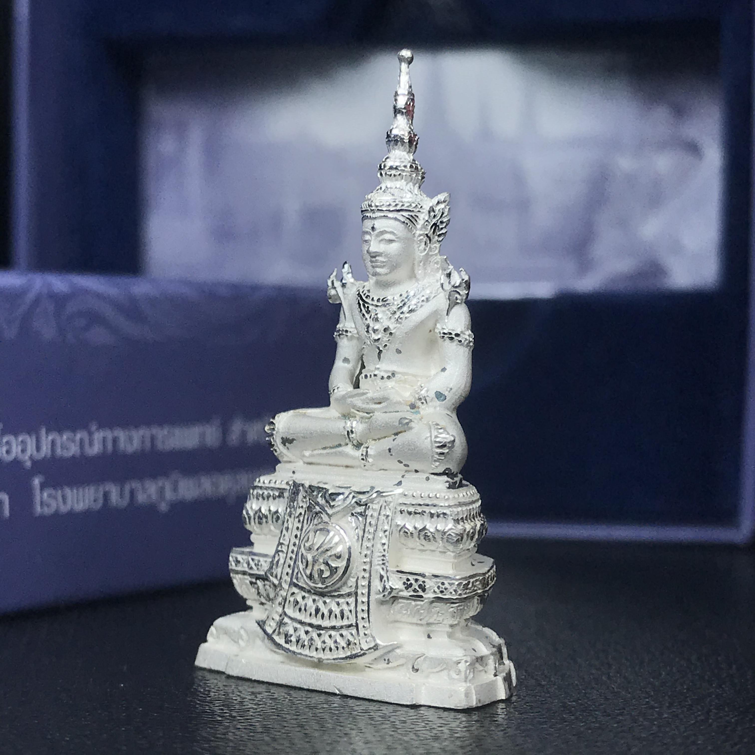 พระแก้วมรกต ภปร.หน้าตัก 1/2 นิ้ว จัดสร้างโดย รพ.ภูมิพลฯ ปี2547 ลอยองค์เนื้อเงิน(1ใน3000องค์)(หายาก)