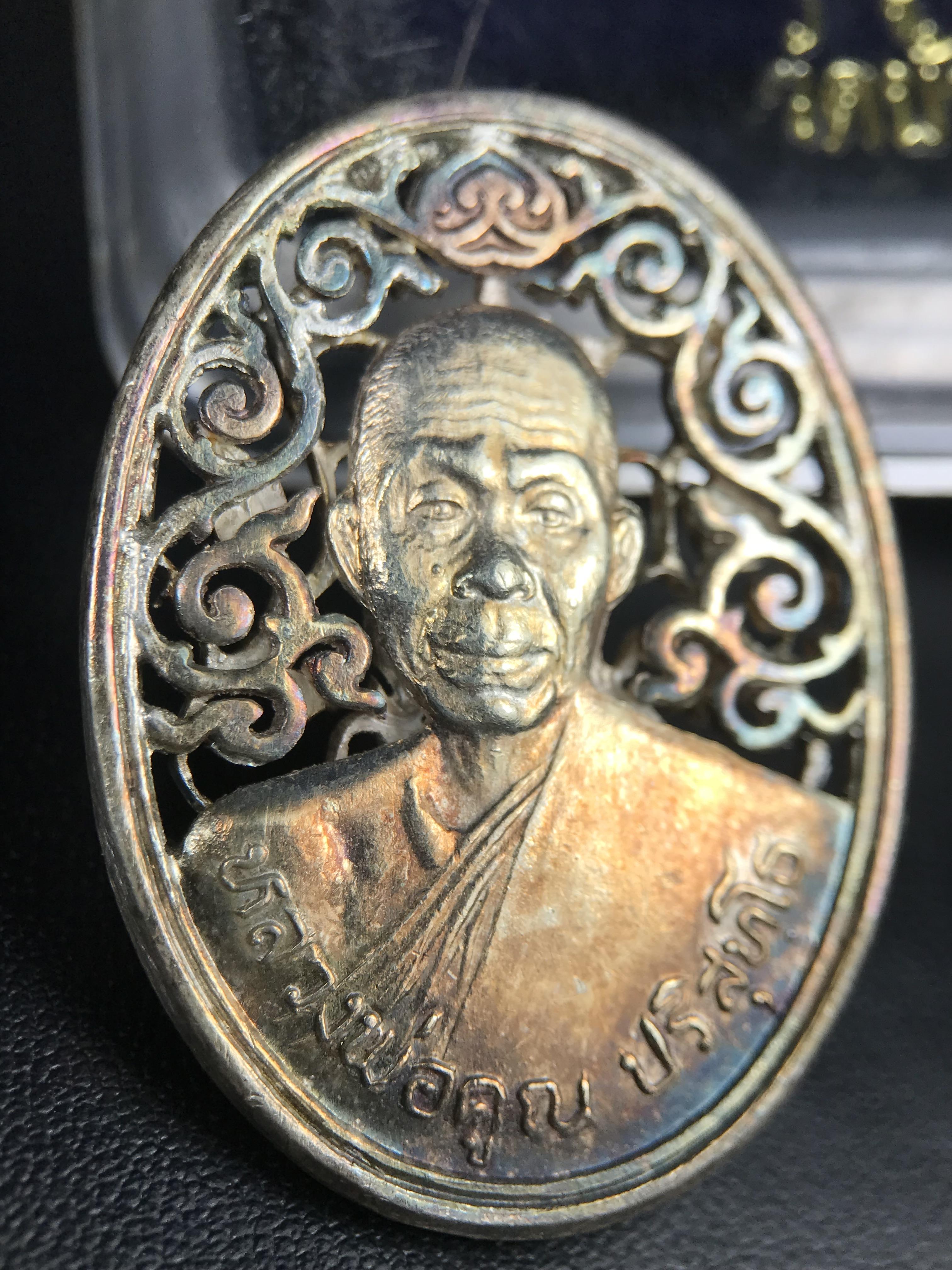 เหรียญหลวงพ่อคูณ ปริสุทโธ วัดบ้านไร่ รุ่น สก. ปี 2536 พิมพ์ลายฉลุ เนื้อเงิน(ผิวเดิมรุ้งสวยมาก) งานมหามงคลเฉลิมพระชนมพรรษา 5 รอบ สมเด็จพระบรมราชินีนาถ จัดสร้างโดย กองพลทหารราบที่๒ ทหารเสือราชินี รักษาพระองค์ (พิธีใหญ่ ประวัติชัดเจน อีกหนึ่งรุ่นยอดนิยม)