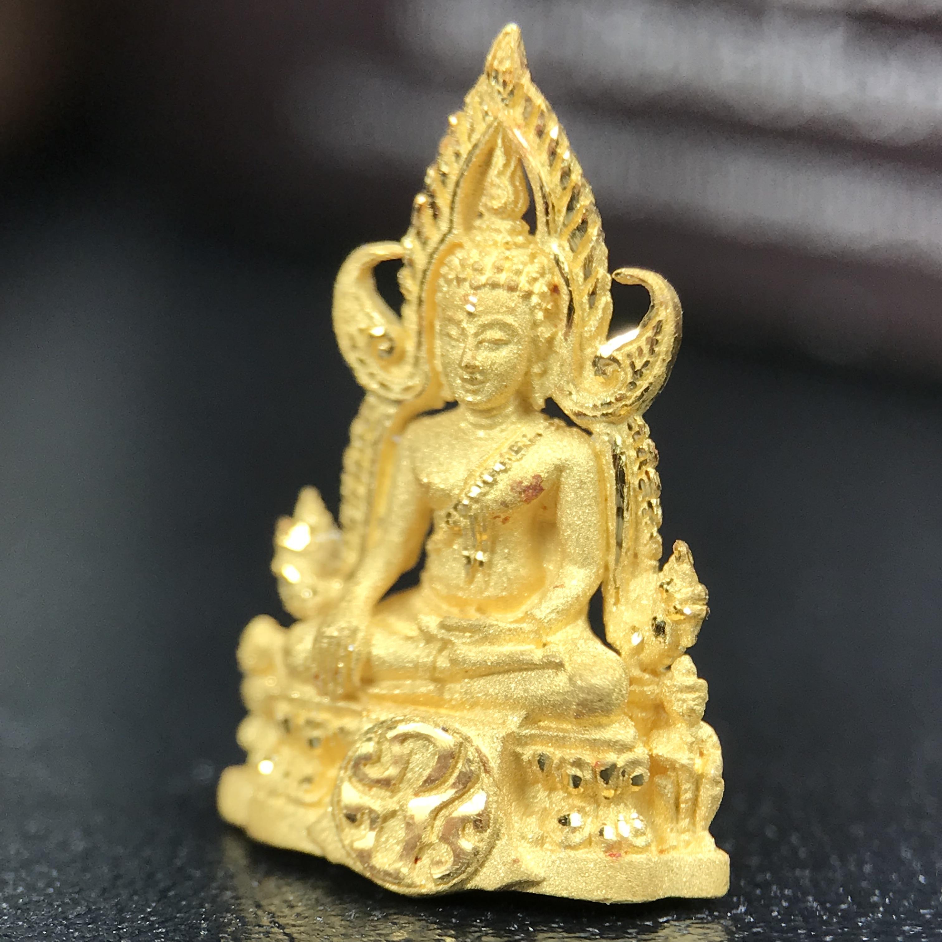 พระพุทธชินราช ภปร. โครงการ "เพราะแผ่นดินนี้ คือ แผ่นดินเกิด" ปี 2548(รุ่นแรก) ลอยองค์เนื้อทองคำบริสุทธิ์ 96.5% (น้ำหนัก 2.5 กรัม) หน้าตัก 1/4 นิ้ว (ขนาด 1.6 x1.1 ซม.) พุทธศิลป์งดงามทรงคุณค่า รุ่นยอดนิยม