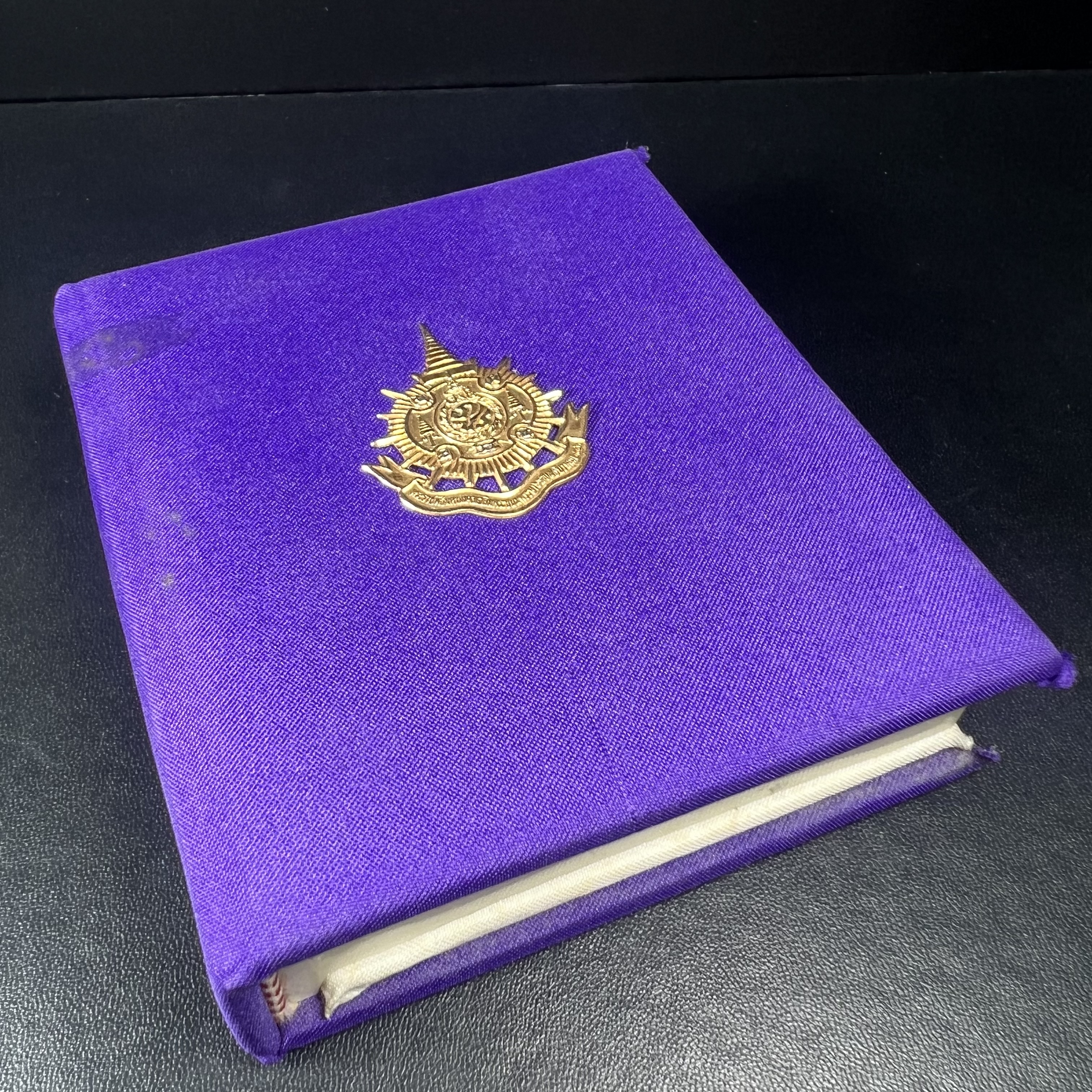 พระพุทธชินราช ภปร. ในวโรกาสพระราชพิธีมหามงคล เฉลิมพระชนมายุ6รอบ 5ธันวาคม2542 มูลนิธิพิทักษ์ดวงตาประชาชน จัดสร้าง เนื้อเงินบริสุทธิ์ 99.9% แบบสามกษัตริย์ขัดเงาบางส่วน พิมพ์ใหญ่ ขนาดสูง 3.4 ซม. พร้อมกล่องบรรจุเดิม