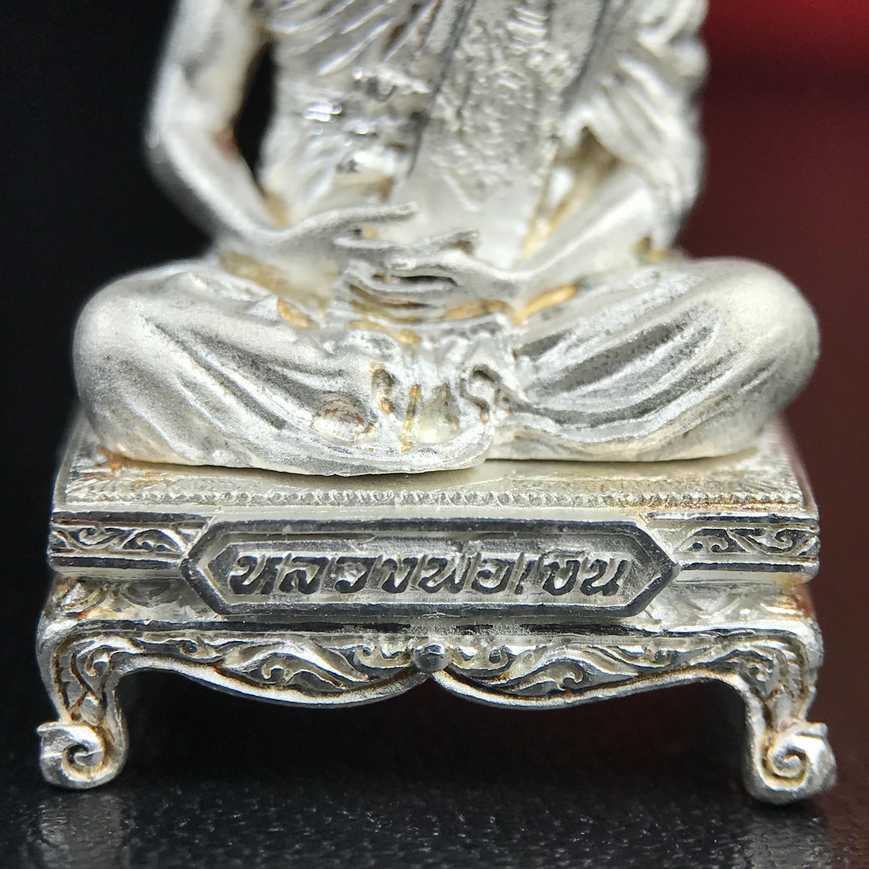 รูปหล่อหลวงพ่อเงิน วัดบางคลาน จ.พิจิตร พิมพ์หน้าเหมือนหลวงพ่อ "รุ่น 91 ปี กรมเสมียนตรา" กระทรวงกลาโหมจัดสร้างในปี 2543 พุทธาภิเษกใหญ่ 3 วัด 3พิธีวัดสุทัศน์ /วัดบางคลาน/วัดพระแก้ว เนื้อเงินปัดเงา(หายาก) พุทธศิลป์งดงามมากหายาก(ตอกโค๊ตหมาย ๑๖)