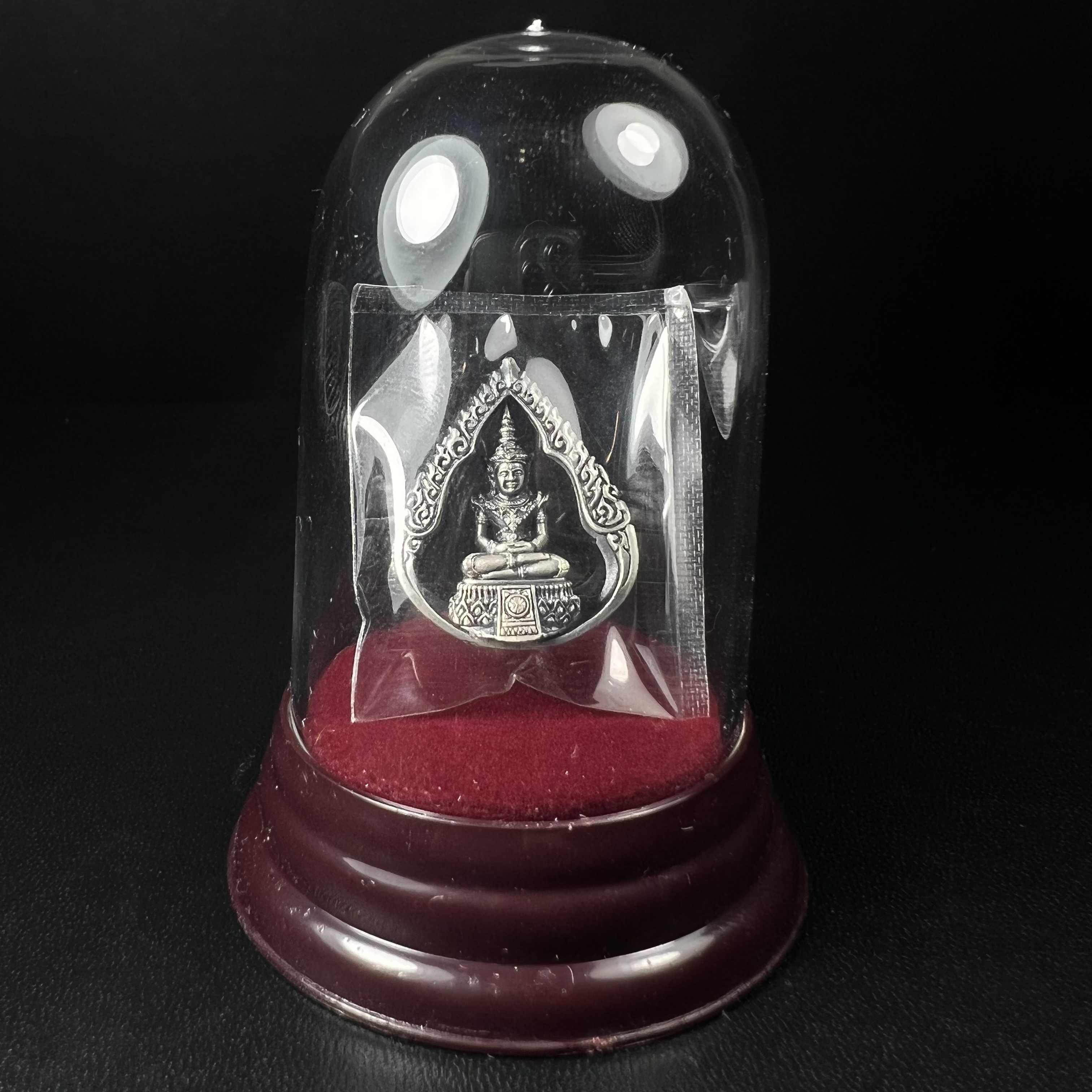 พระแก้วมรกต ภปร.(รุ่นแรก) ปี2545 รุ่นฉลองกรุงรัตนโกสินทร์ครบ 220 ปี พิมพ์ลอยองค์ทรงหยดน้ำ เนื้ออัลปาก้า ชุบเงินลงดำ ขนาด 18*27 มม. พร้อมครอบตั้งโชว์เดิม องค์พระซีนซองเดิม สวยครบสมบูรณ์